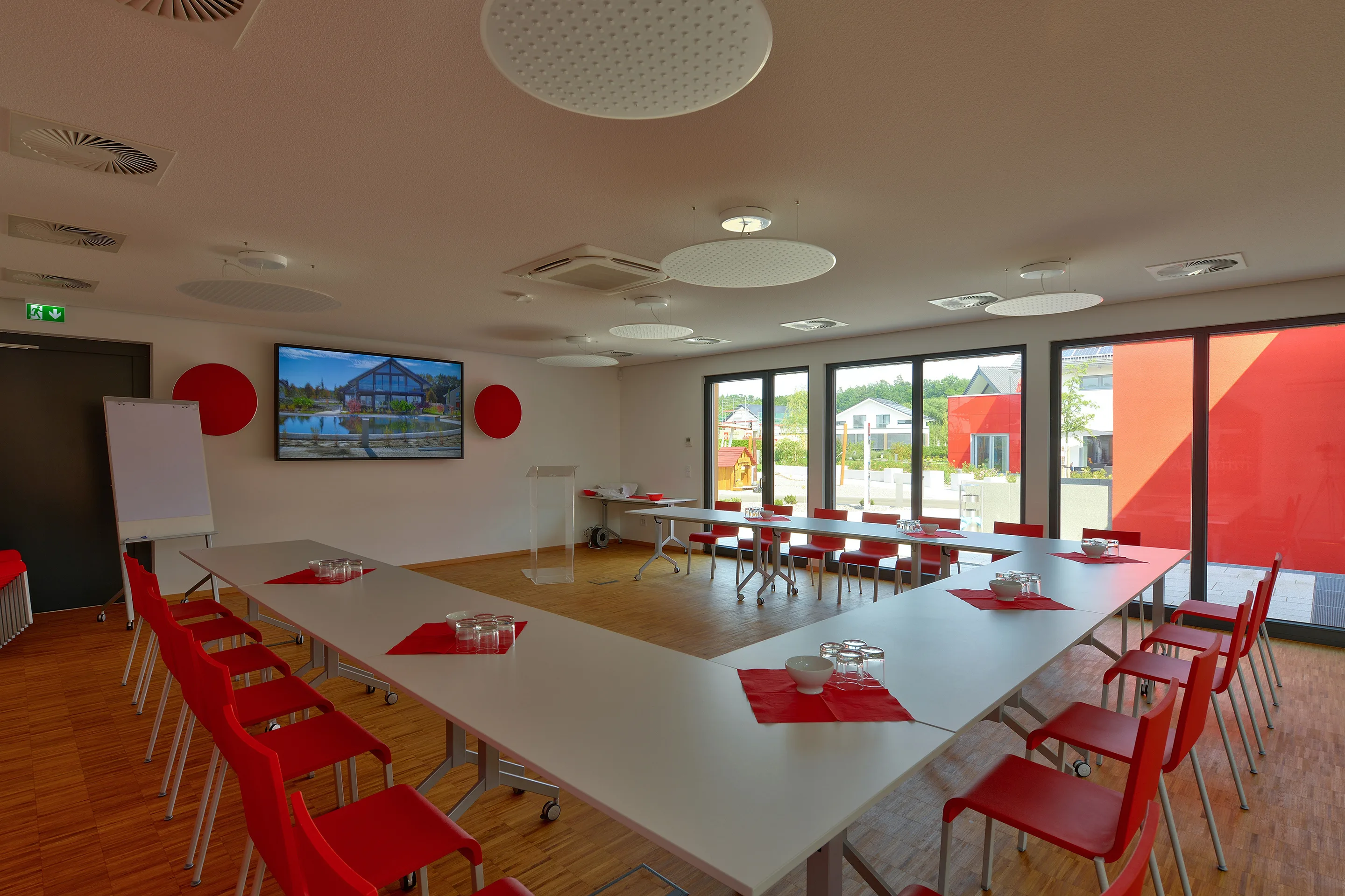 Empfangsgebaeude FertighausWelt Guenzburg von Meisterstueck Haus Meetingraum