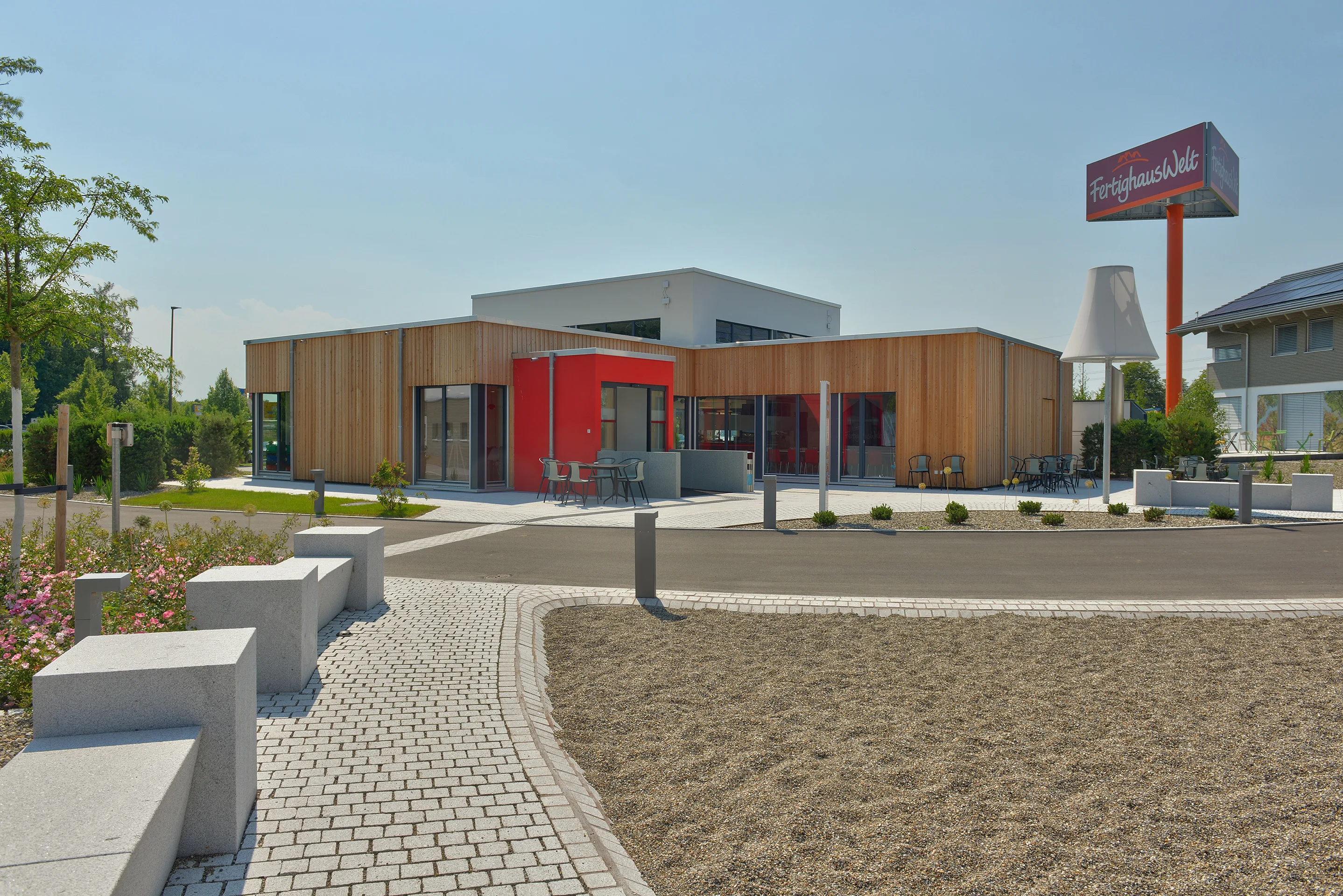 Empfangsgebaeude FertighausWelt Guenzburg von Meisterstueck Haus Strassenansicht