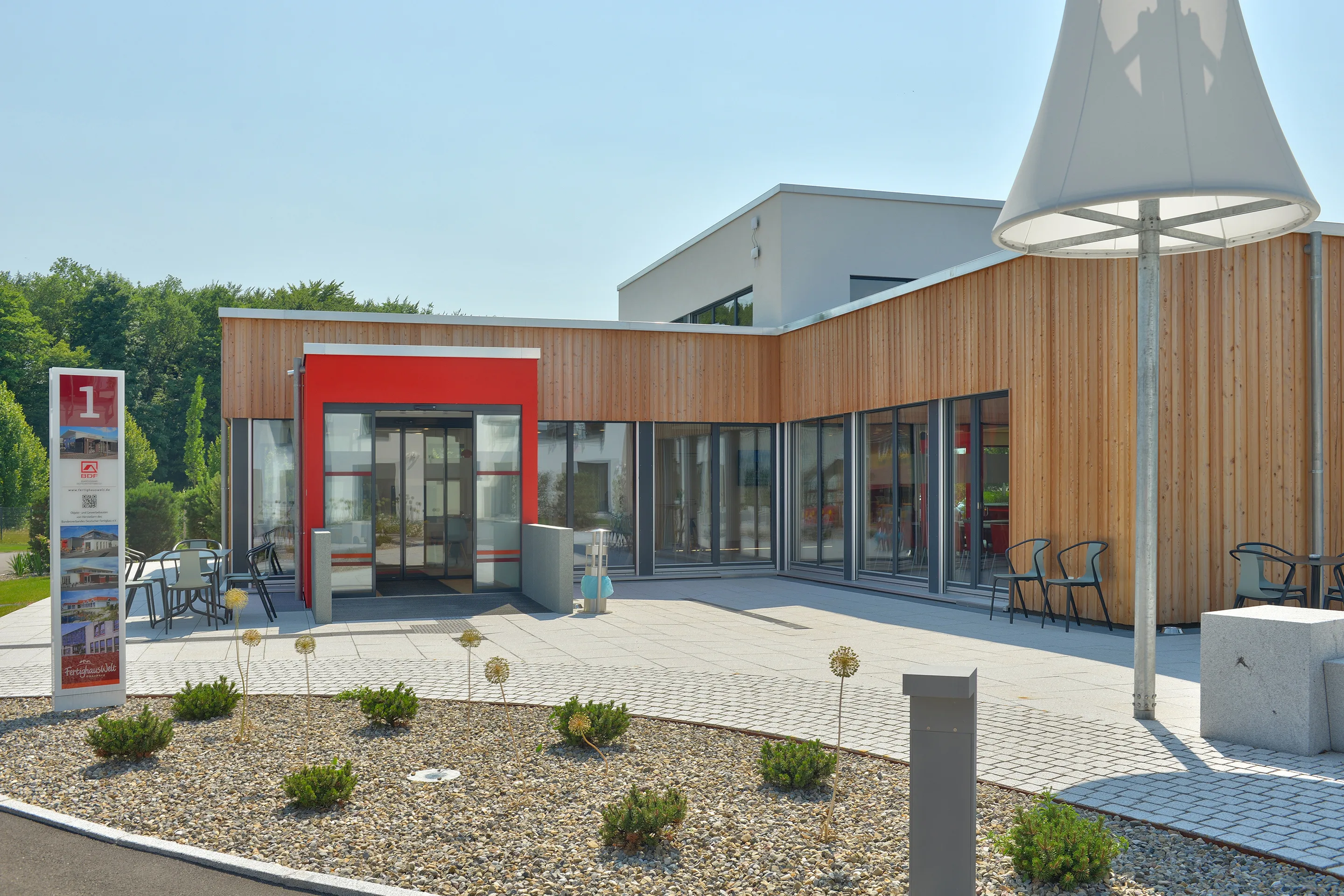 Empfangsgebaeude FertighausWelt Guenzburg von Meisterstueck Haus Eingangstuer