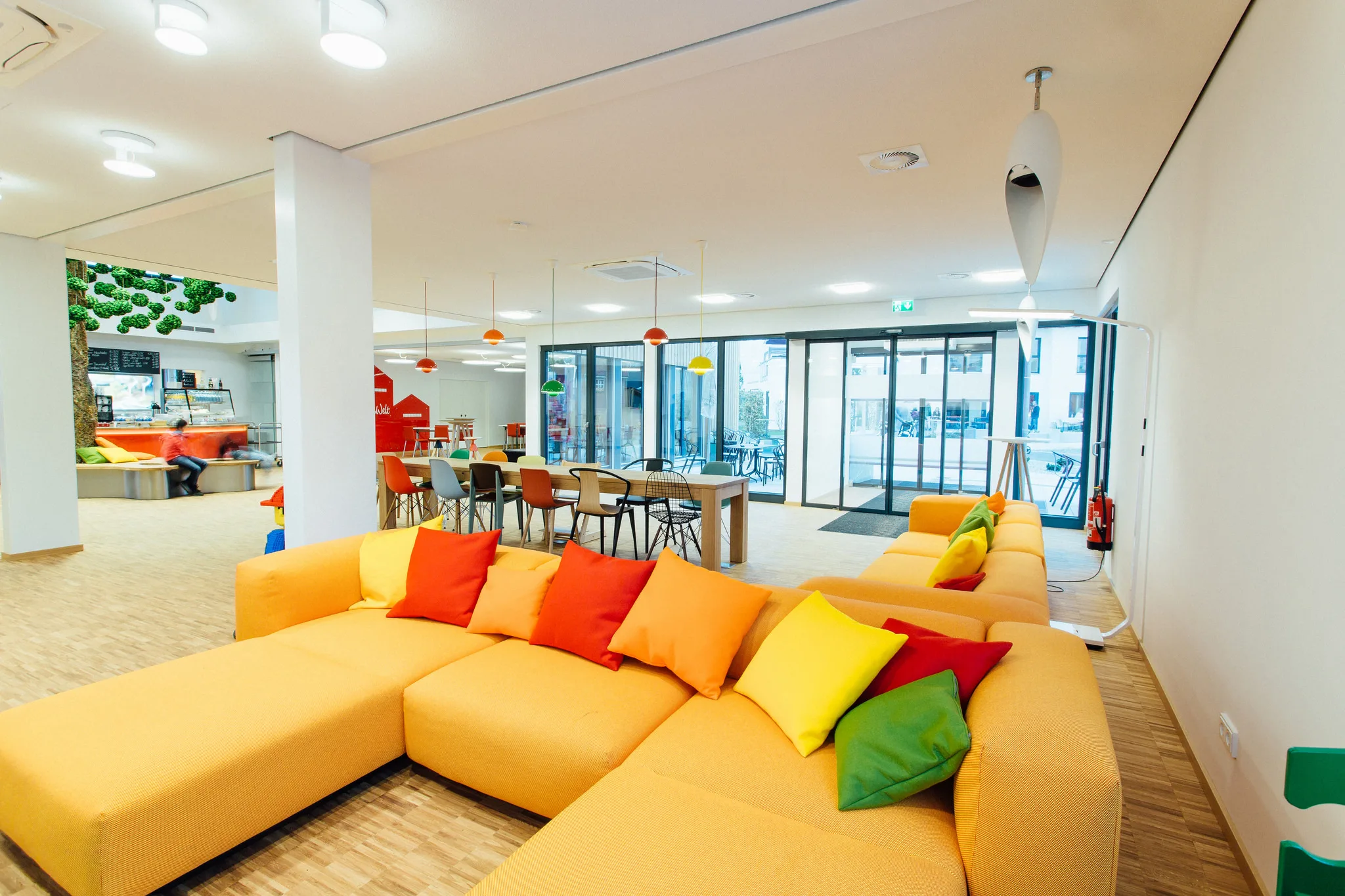 Empfangsgebaeude FertighausWelt Guenzburg von Meisterstueck Haus Sitzbereich