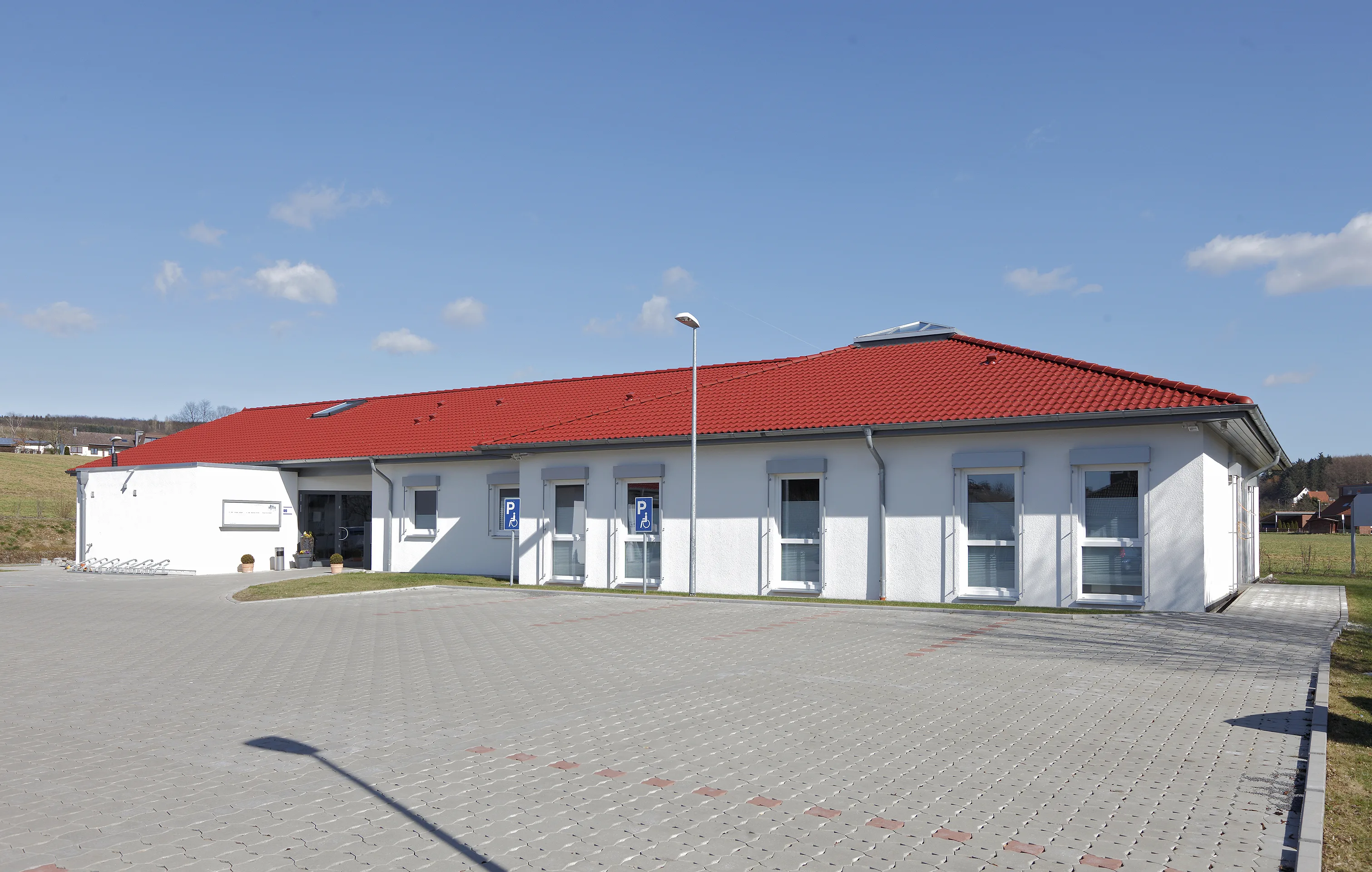 Aerztehaus und Apotheke von Meisterstueck Haus Parkplatzansicht 2