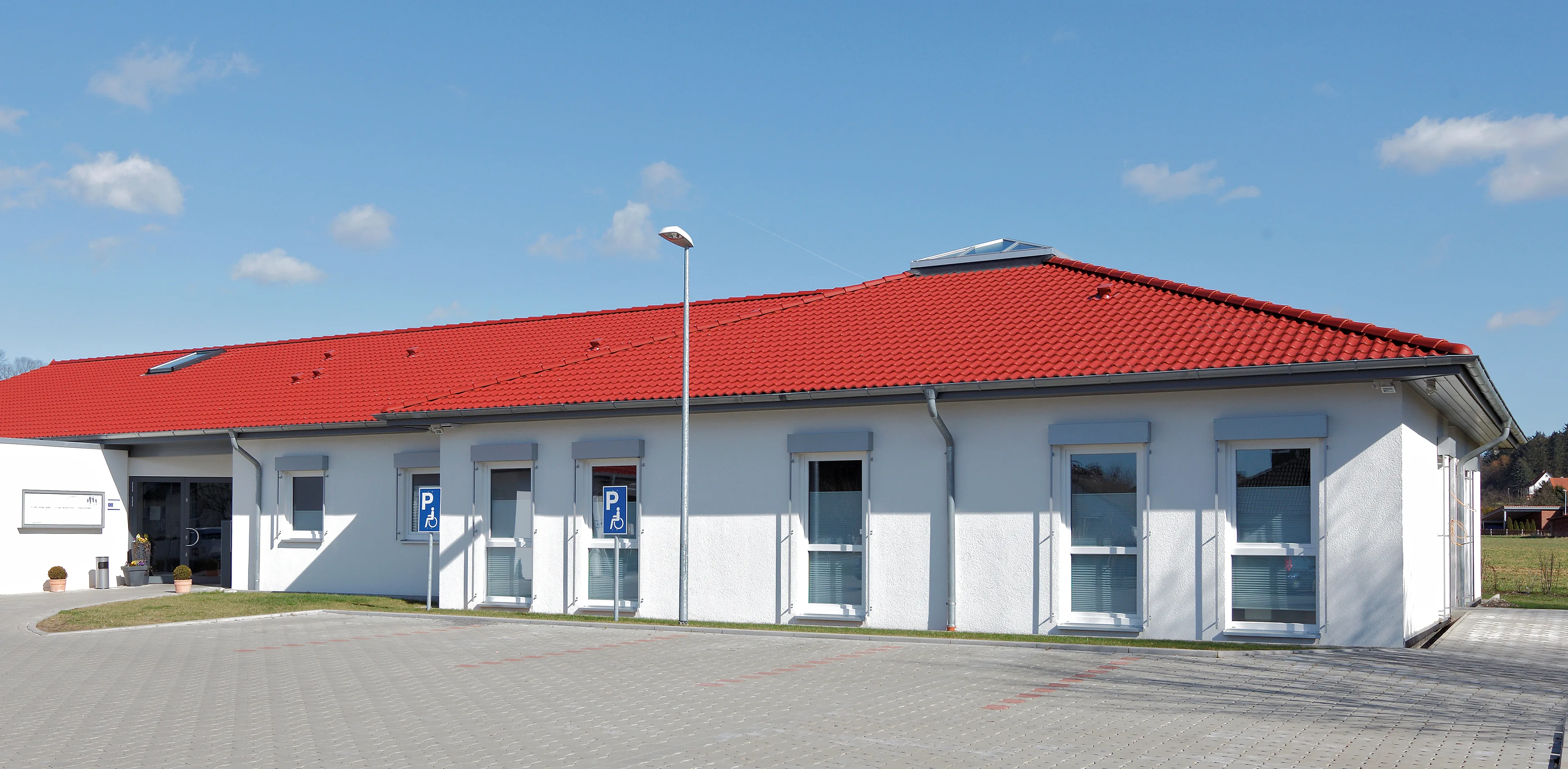 Aerztehaus und Apotheke von Meisterstueck Haus Parkplatzansicht 1