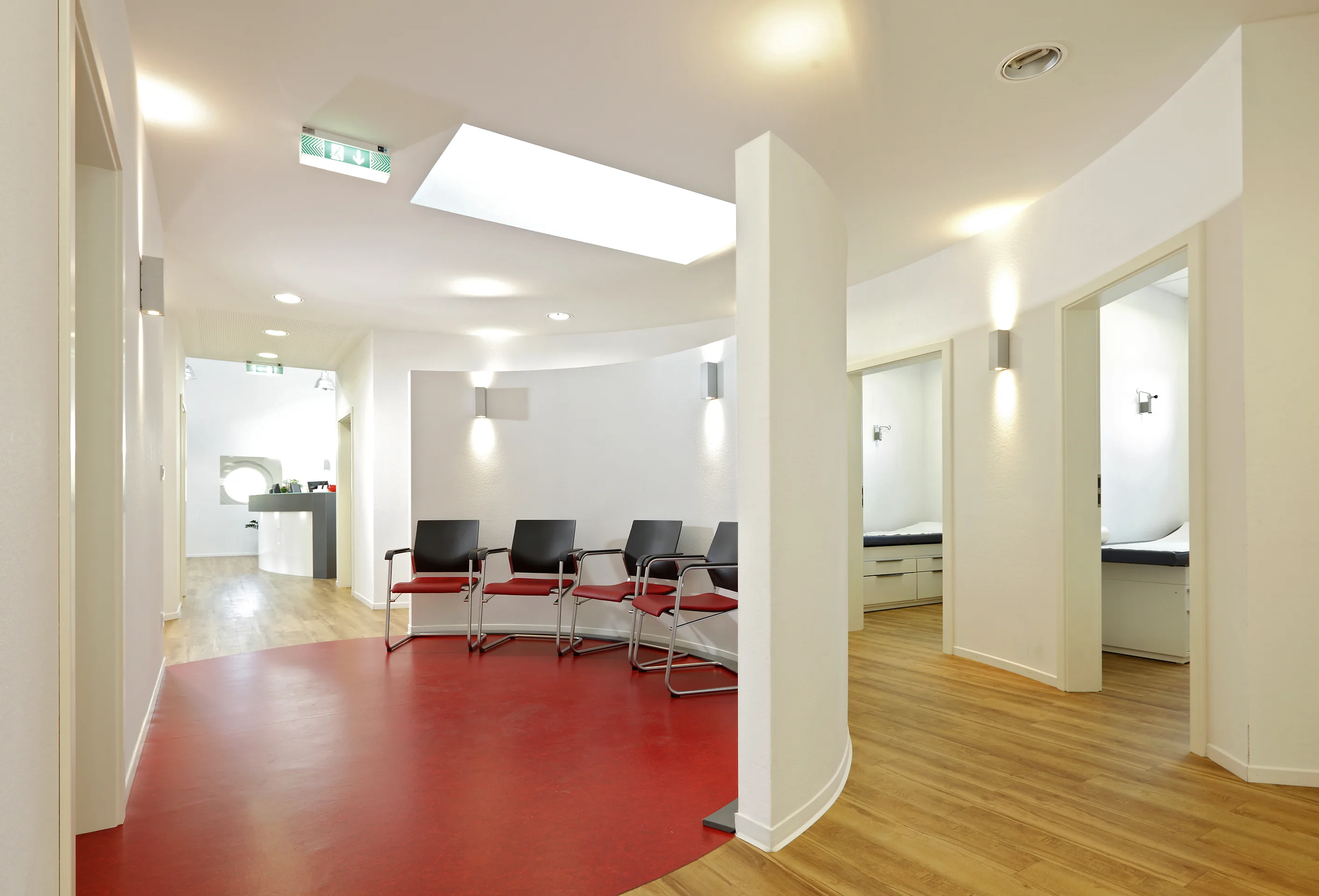 Aerztehaus und Apotheke von Meisterstueck Haus Wartebereich