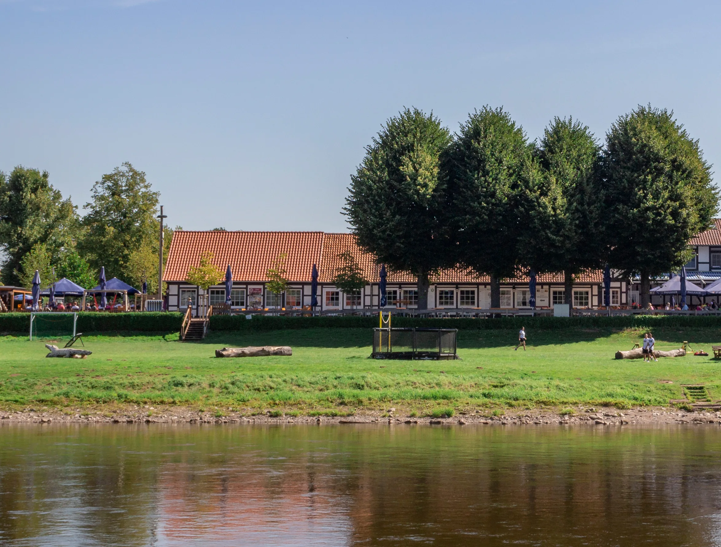 Grohnder Faehrhaus Anbau von Meisterstueck Haus aus der Weseransicht