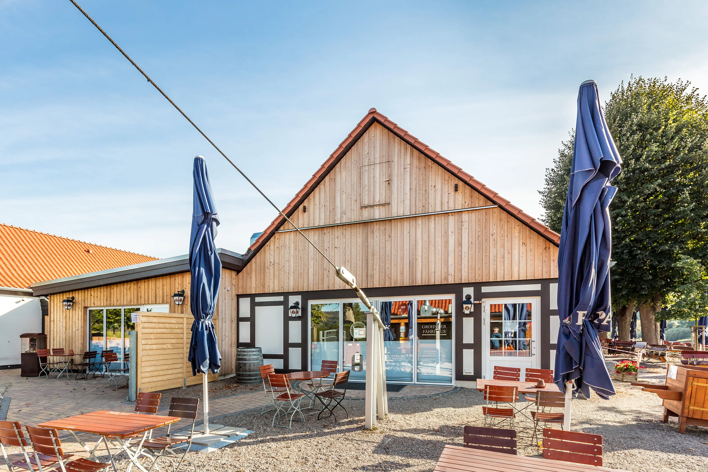 Grohnder Faehrhaus Anbau von Meisterstueck Haus aus der Frontansicht 2