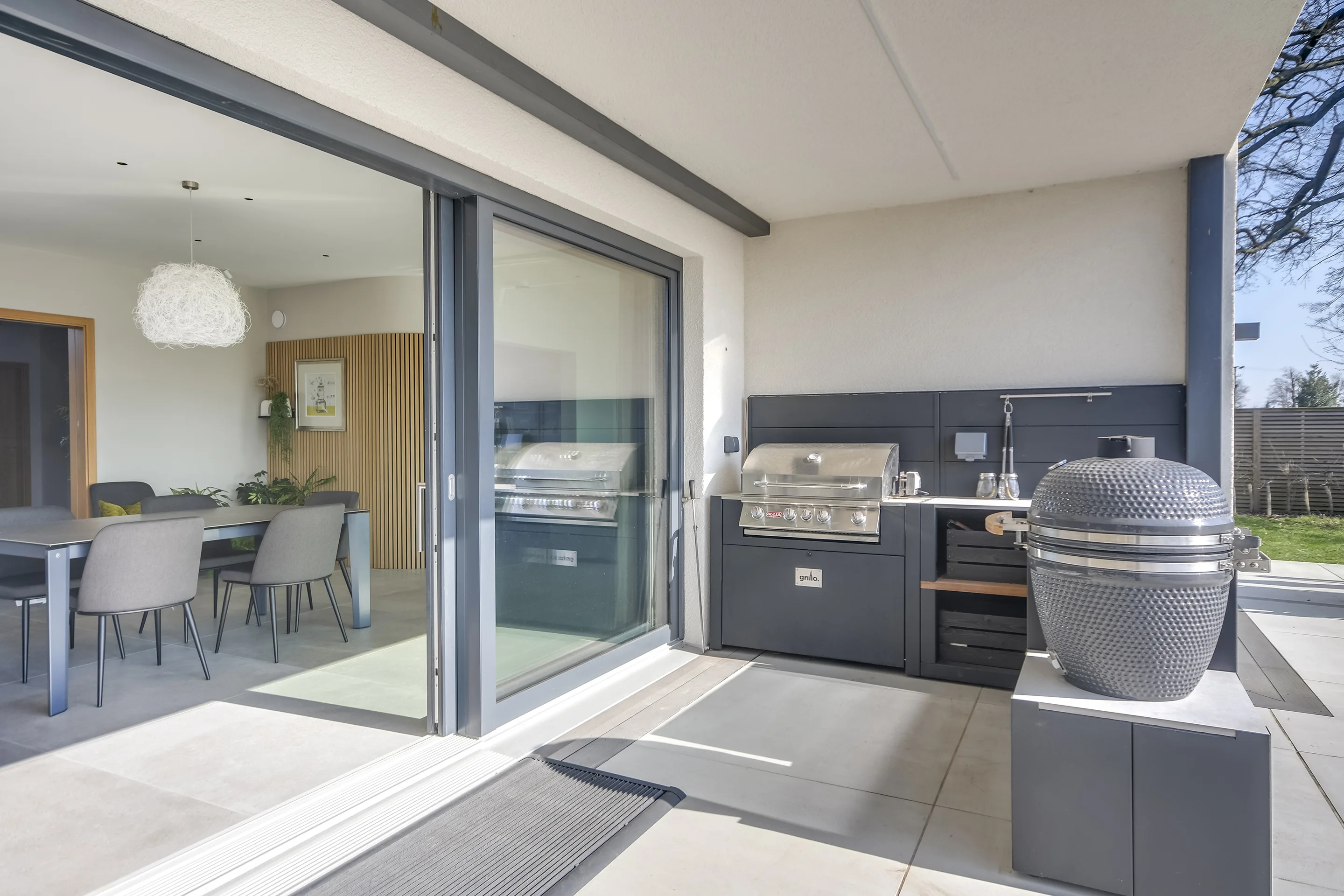 Villa in Norfolk von Meisterstueck Haus Outdoor Grillecke