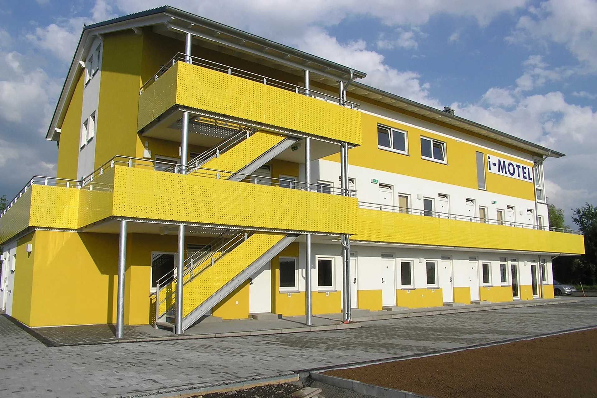 Motel bei Frankfurt von Meisterstueck Haus Seitenansicht Aussentreppen