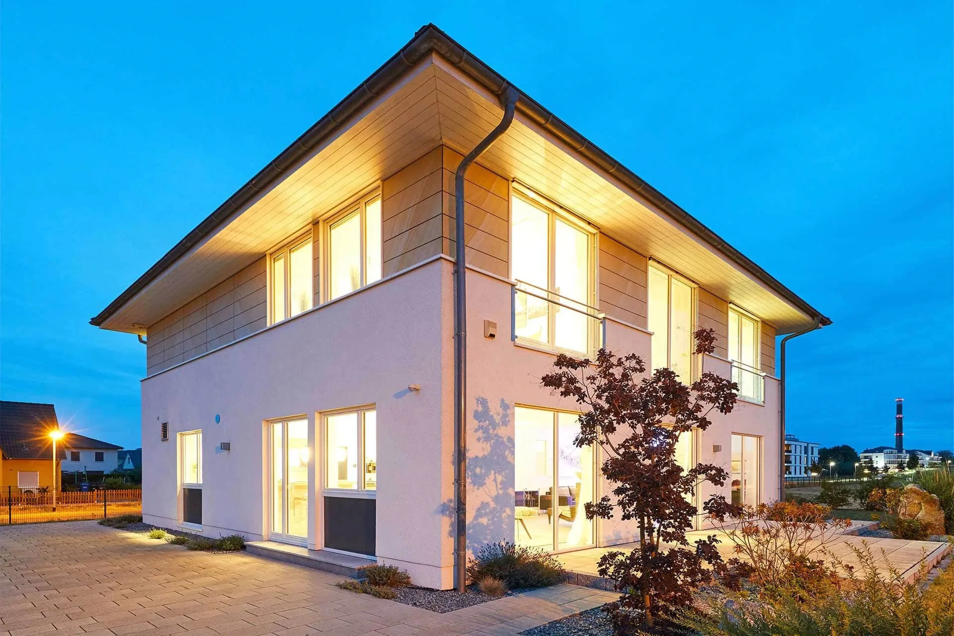 Musterhaus Stadtvilla Werder von Meisterstueck Haus Außenansicht mit Beleuchtung