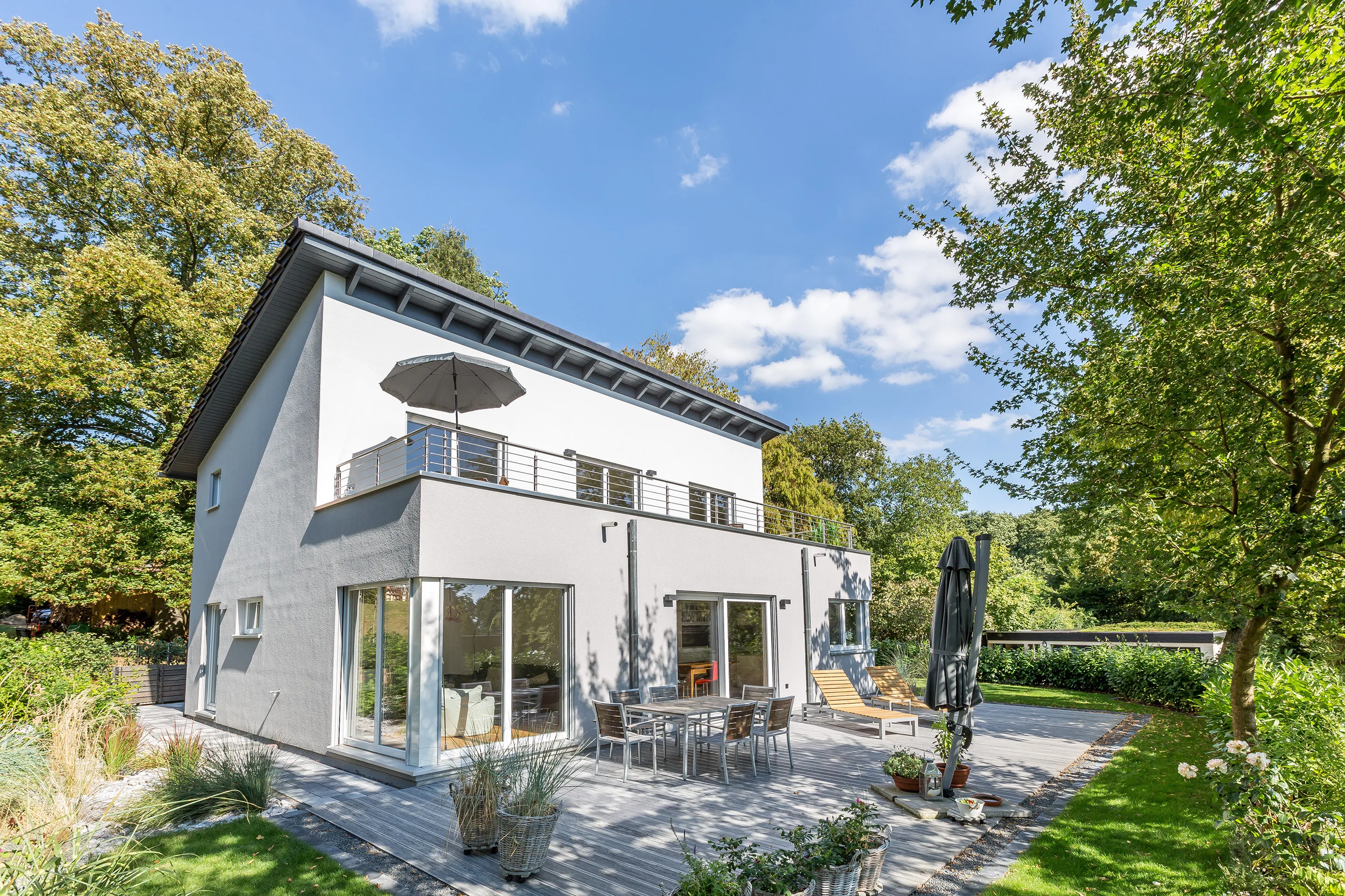 Pultdach mit Staffelgeschoss von Meisterstueck Haus Terrassenansicht