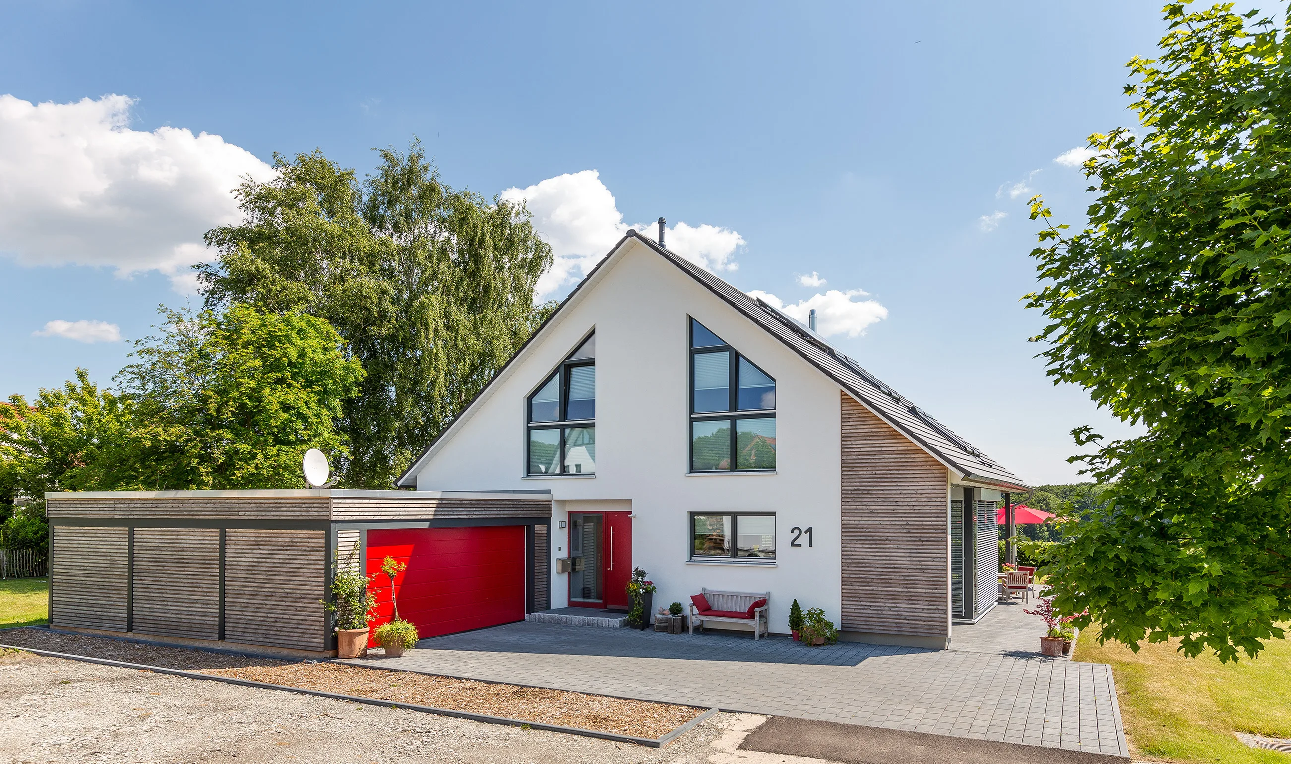 Satteldachhaus in Ostwestfalen von Meisterstück-HAUS Hauseingang