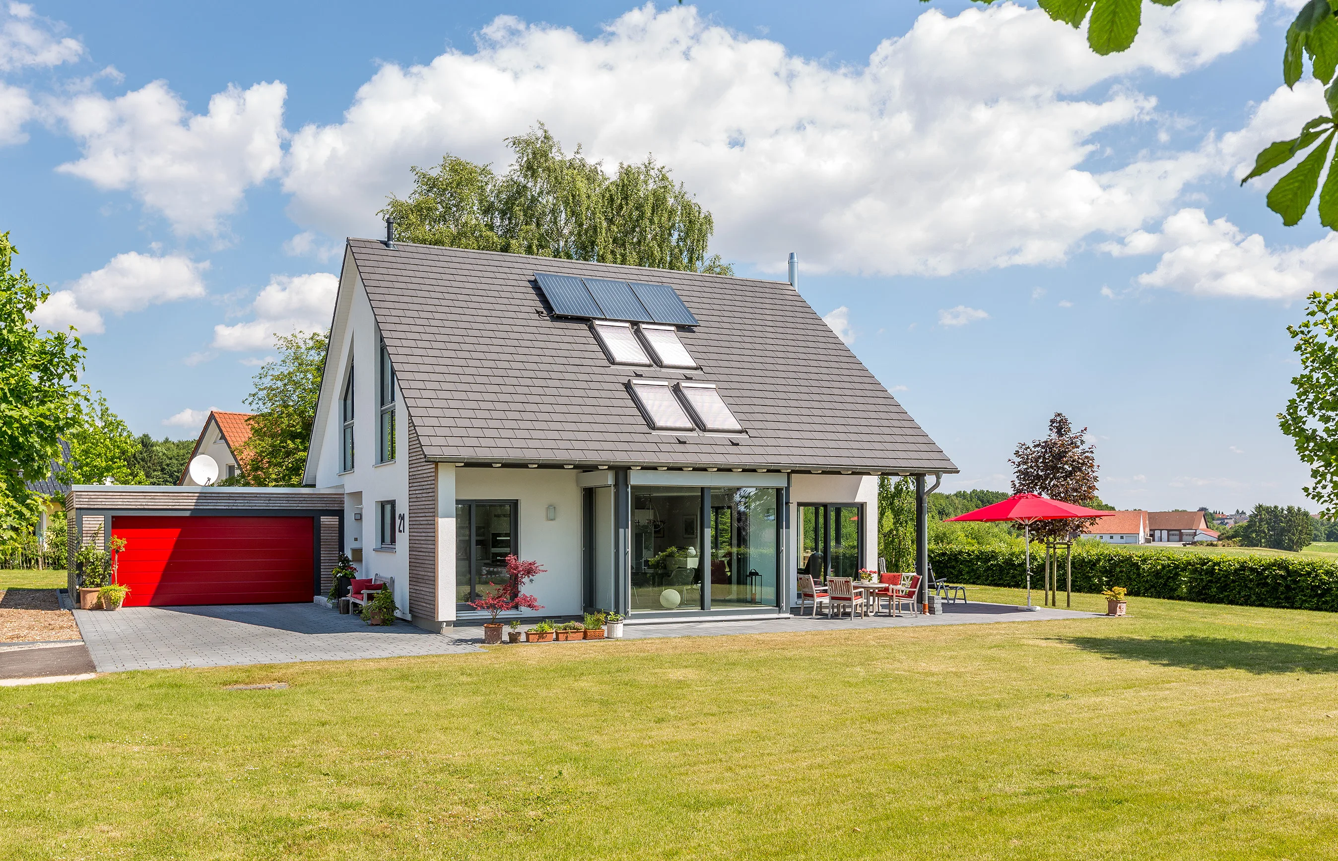 Satteldachhaus in Ostwestfalen von Meisterstück-HAUS Terrassenansicht