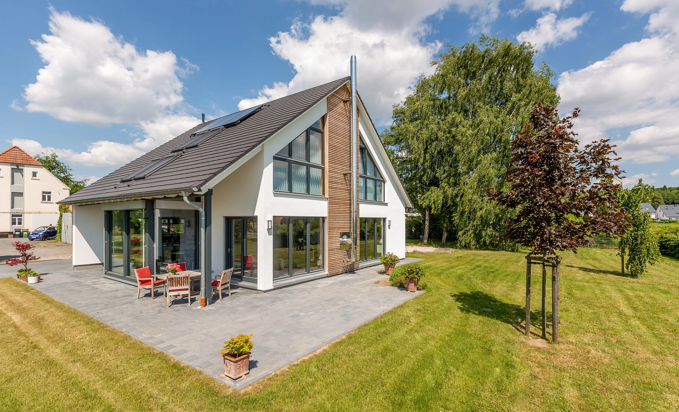 Satteldachhaus in Ostwestfalen von Meisterstück-HAUS Gartenansicht