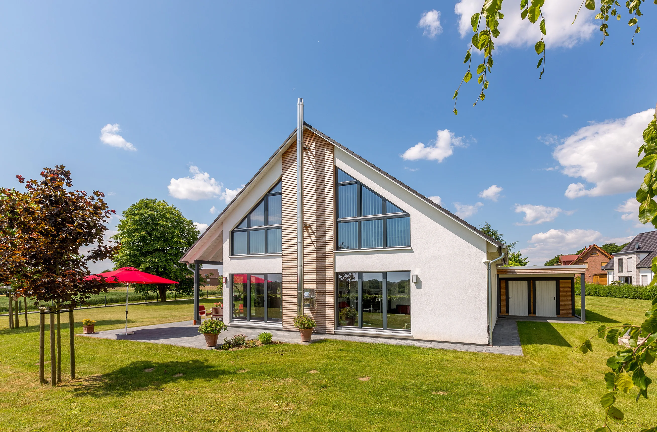 Satteldachhaus in Ostwestfalen von Meisterstück-HAUS Gartenansicht 2