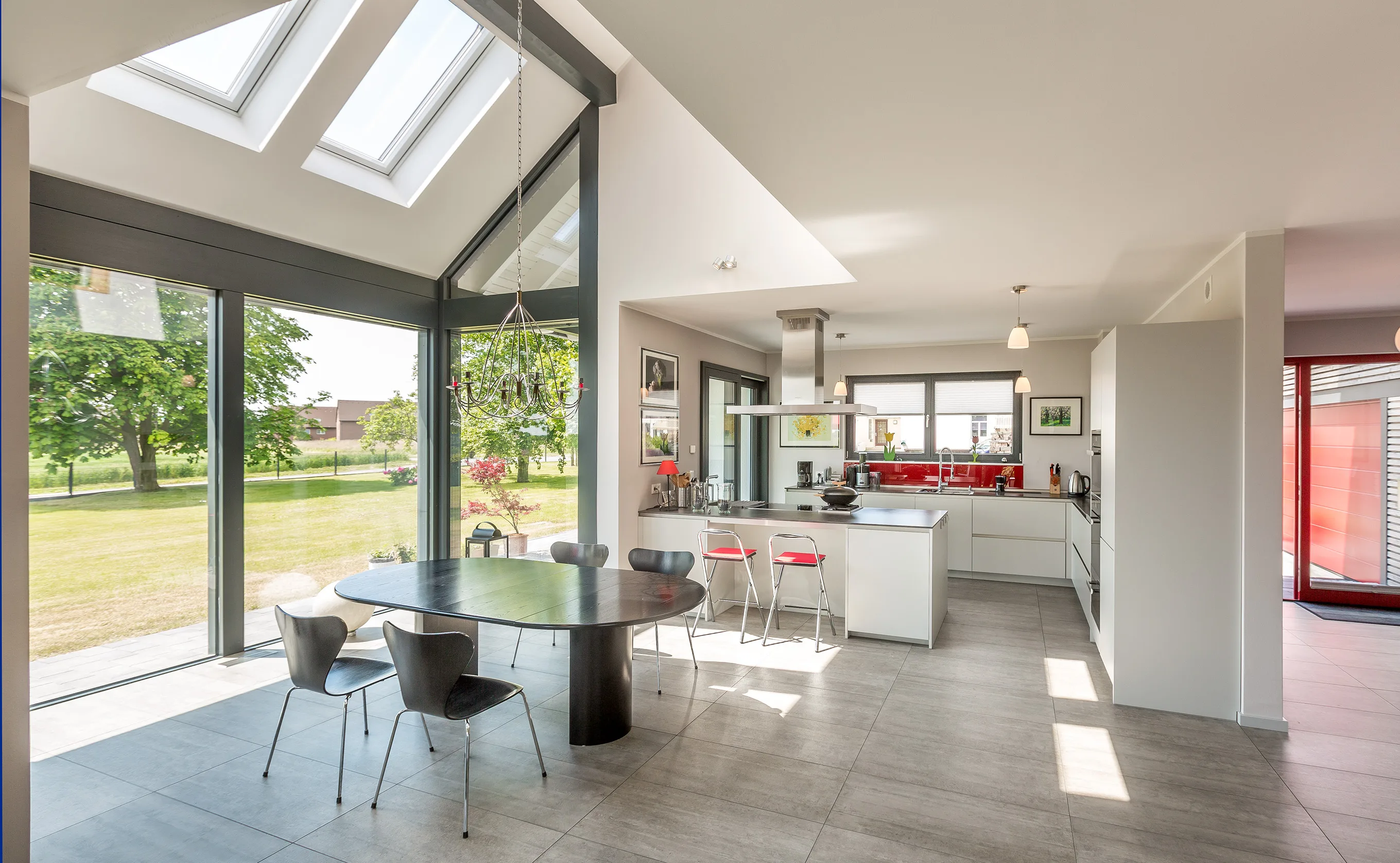 Satteldachhaus in Ostwestfalen von Meisterstück-HAUS Essbereich