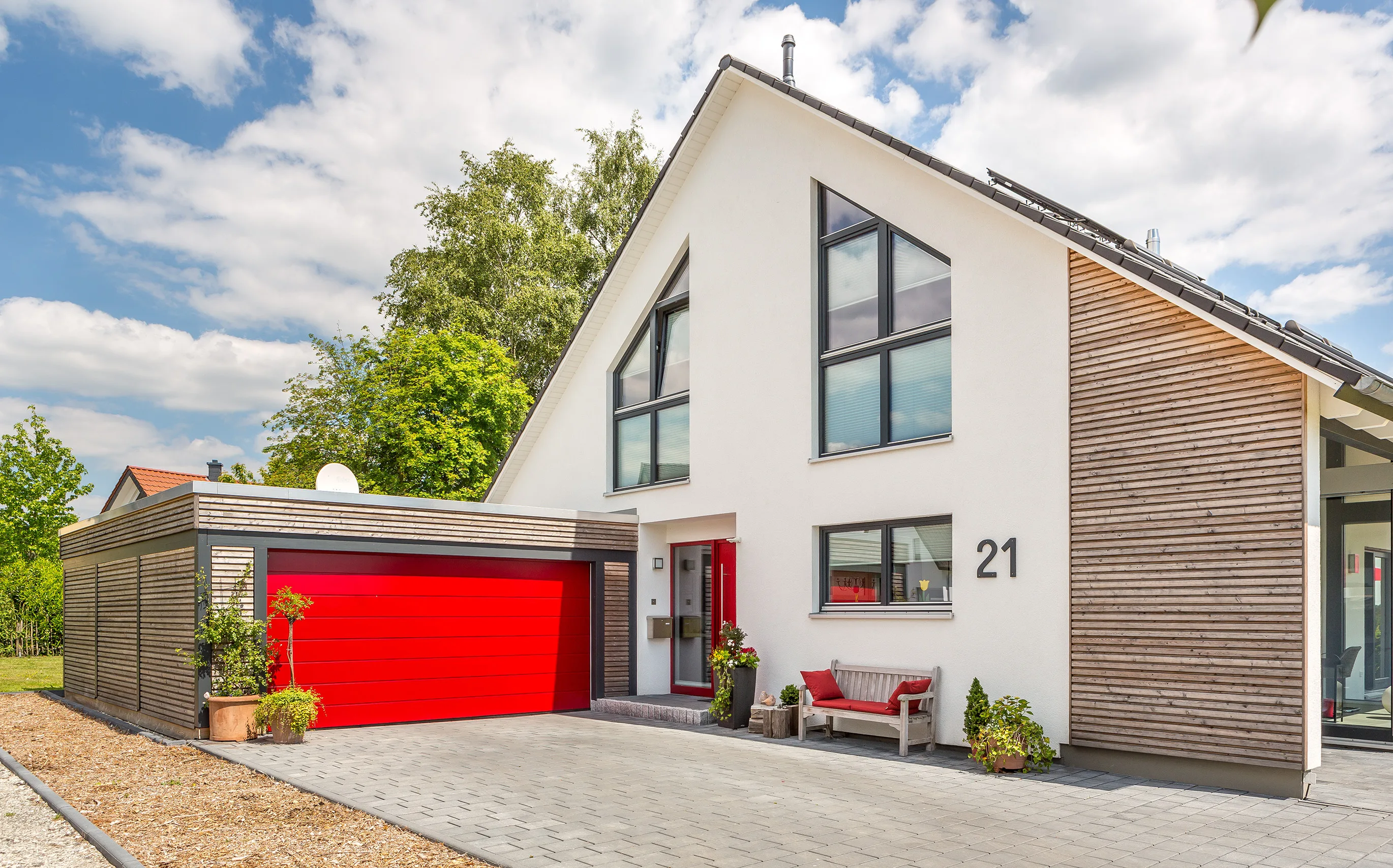 Satteldachhaus in Ostwestfalen von Meisterstück-HAUS Garage