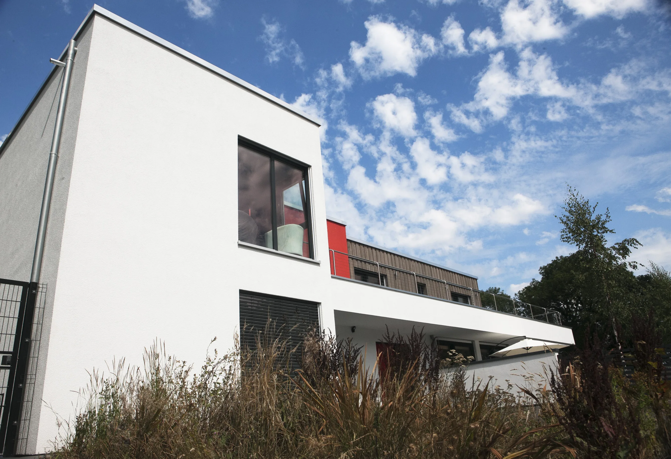 Villa auf dem Lande von Meisterstueck Haus Blick unter den Balkon