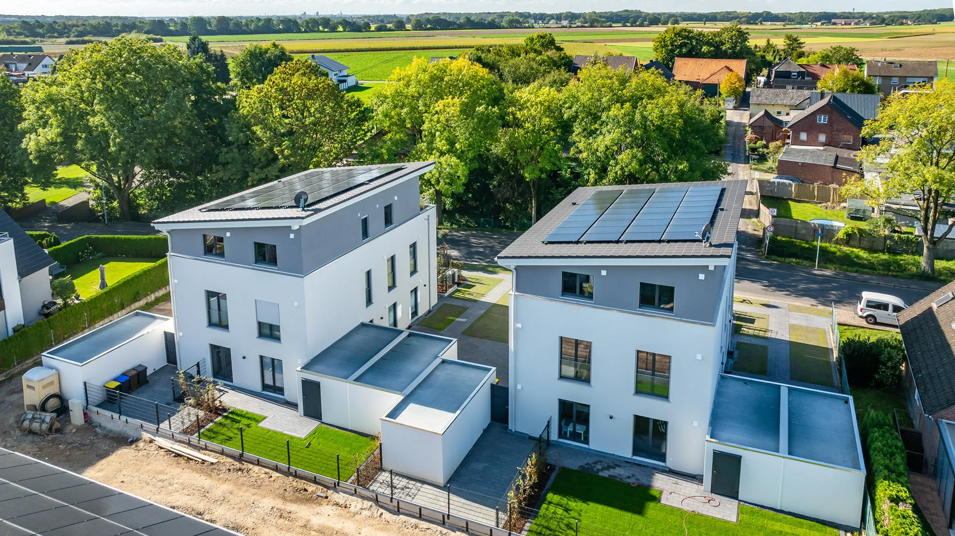 3-Familienhaeuser mit Pultdach Effizienzhaus 40 NH von Meisterstueck Haus Vogelperspektive