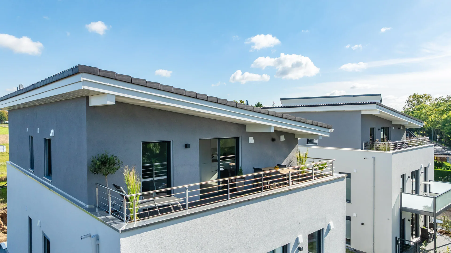 3-Familienhaeuser mit Pultdach Effizienzhaus 40 NH von Meisterstueck Haus Lebensbereich Dachansicht