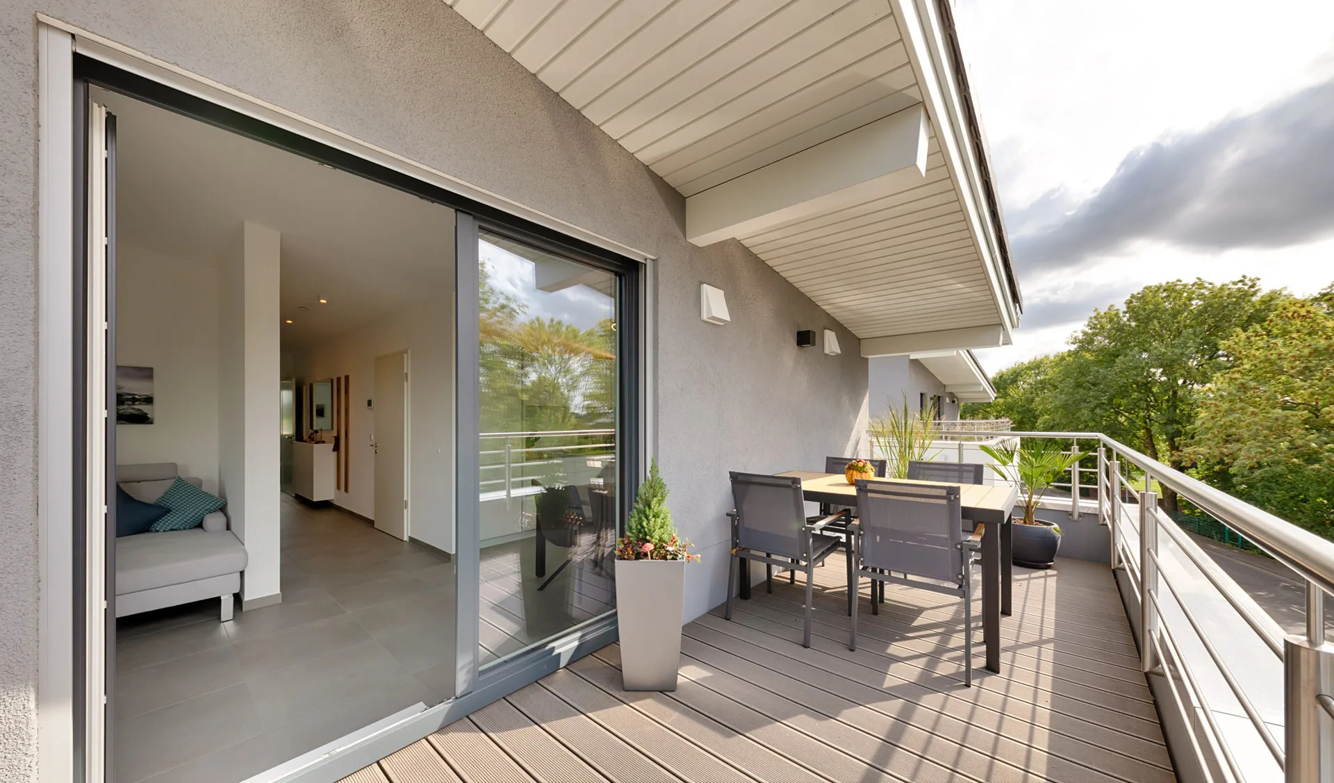 3-Familienhaeuser mit Pultdach Effizienzhaus 40 NH von Meisterstueck Haus Balkonansicht