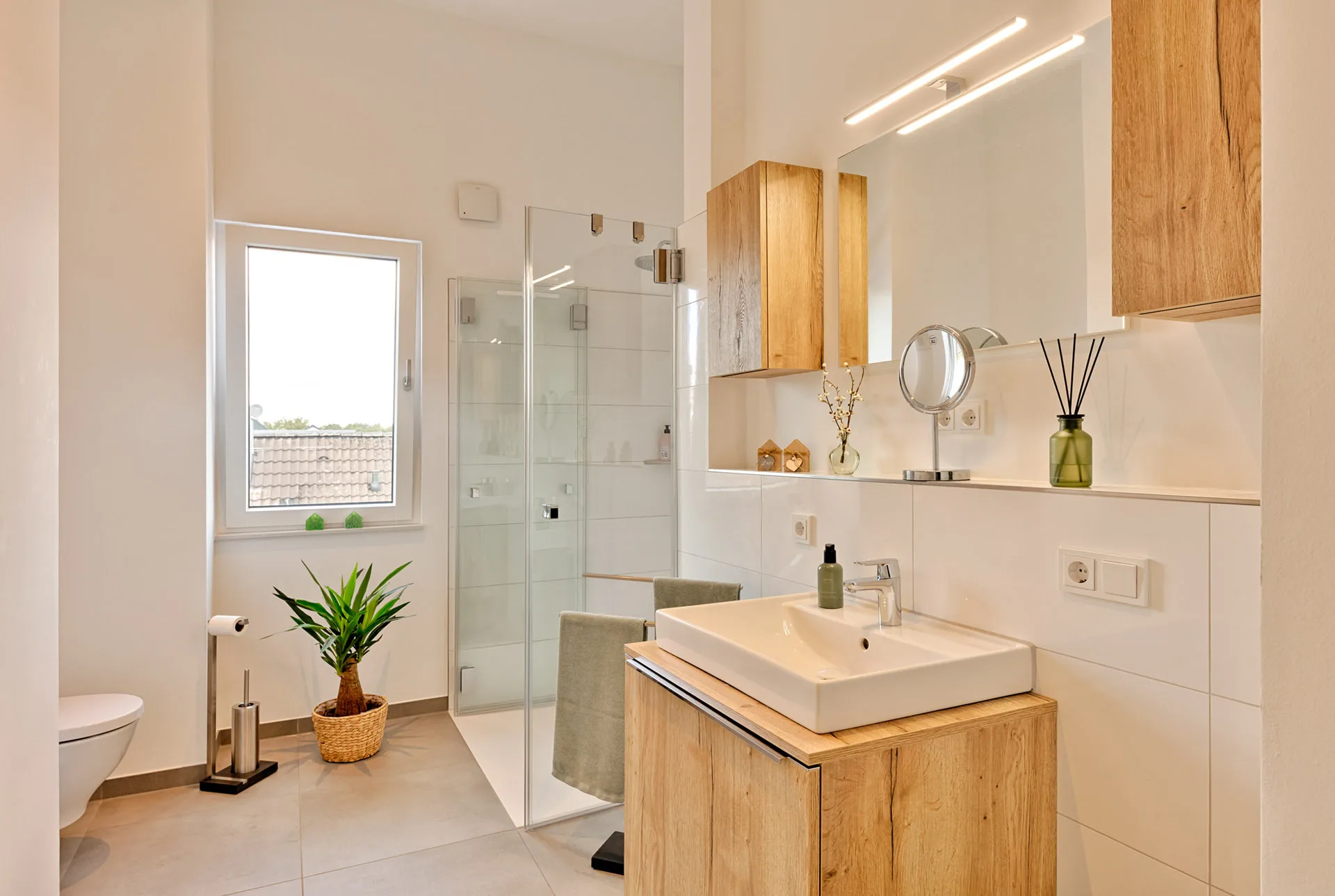 3-Familienhaeuser mit Pultdach Effizienzhaus 40 NH von Meisterstueck Haus Badezimmer