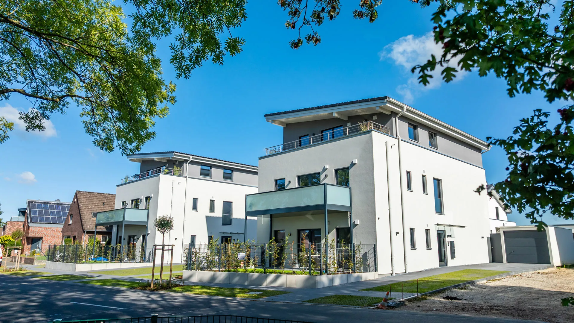 3-Familienhaeuser mit Pultdach Effizienzhaus 40 NH von Meisterstueck Haus Seitenansicht 2