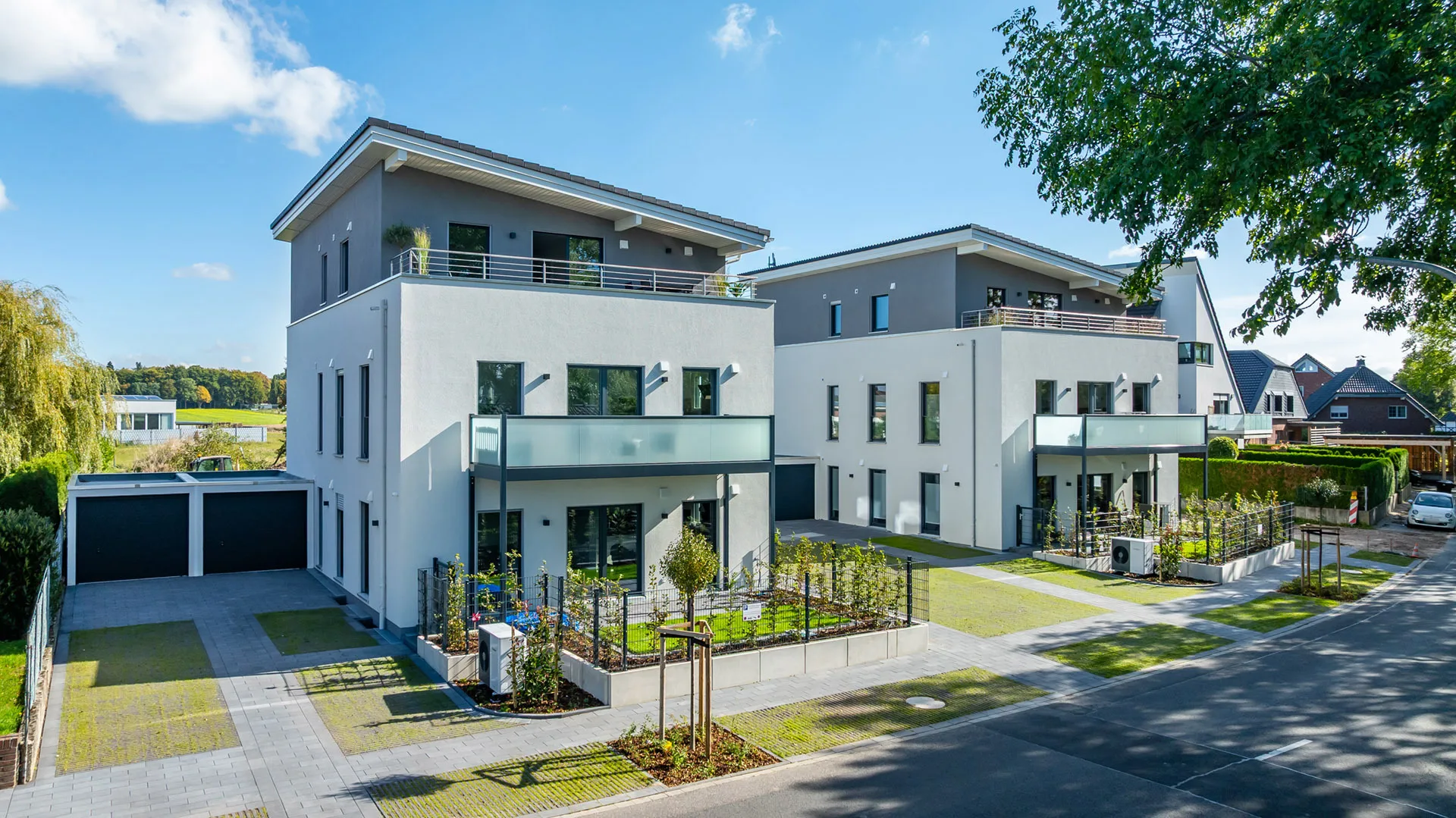 3-Familienhaeuser mit Pultdach Effizienzhaus 40 NH von Meisterstueck Haus Seitenansicht 1