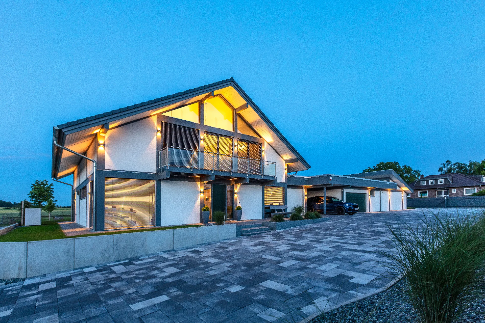 Aesthetik 20.20.048 mit Anbaukomplex von Meisterstueck Haus aus Einfahrtssicht