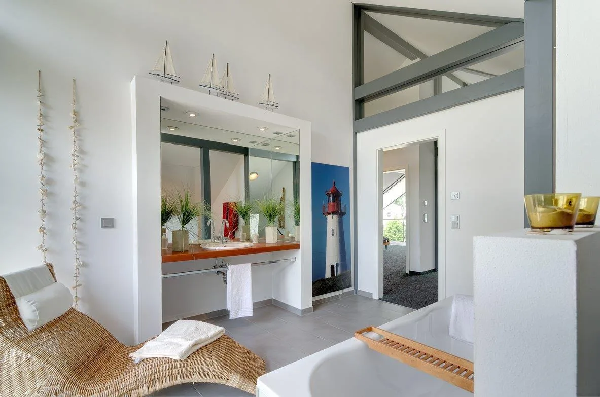 AESTHETIK Mannheim von Meisterstueck Haus Badezimmer mit Blick in Flur