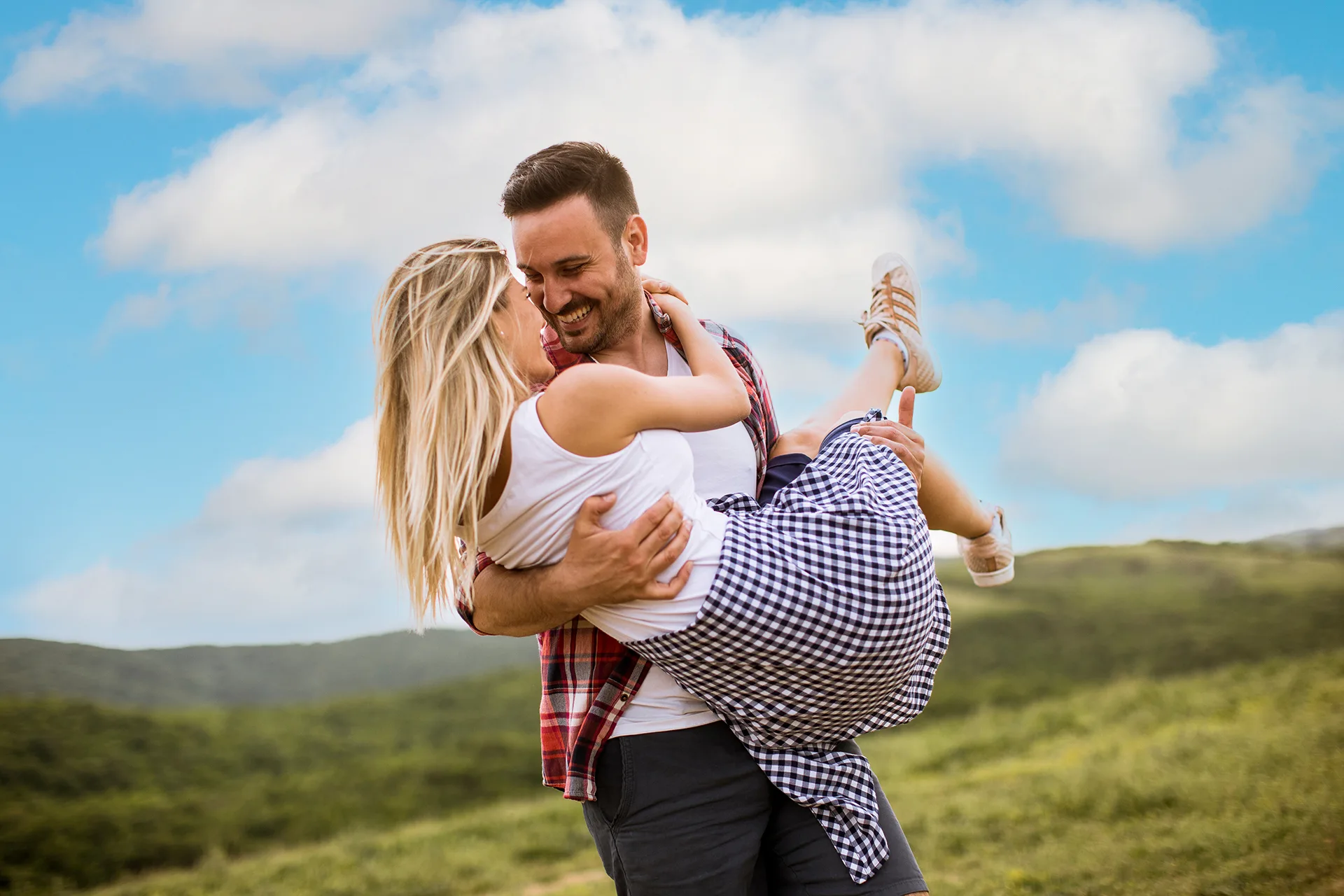 Glückliches Paar Arm