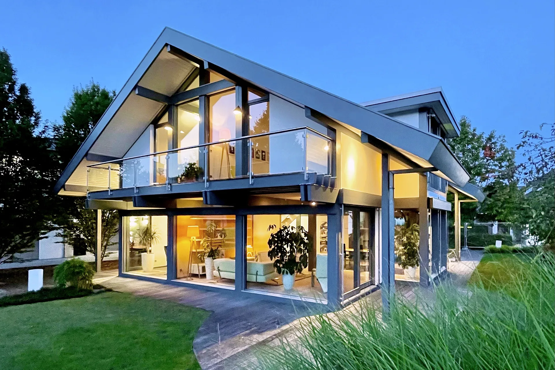 Musterhaus AESTHETIK in Hannover von Meisterstueck Haus Seitenansicht beleuchtet