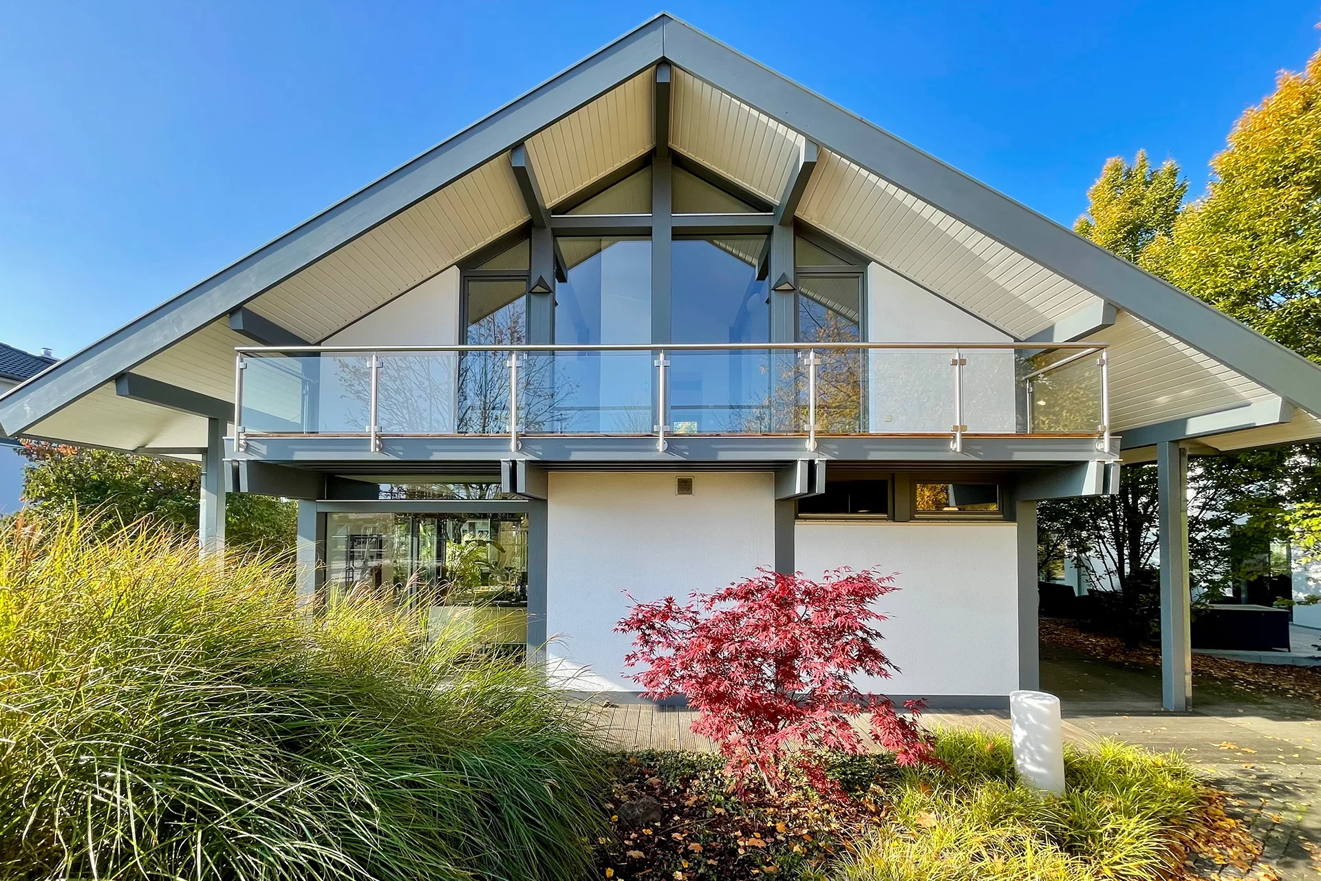 Musterhaus AESTHETIK in Hannover von Meisterstueck Haus Frontansicht mit Straeuchern
