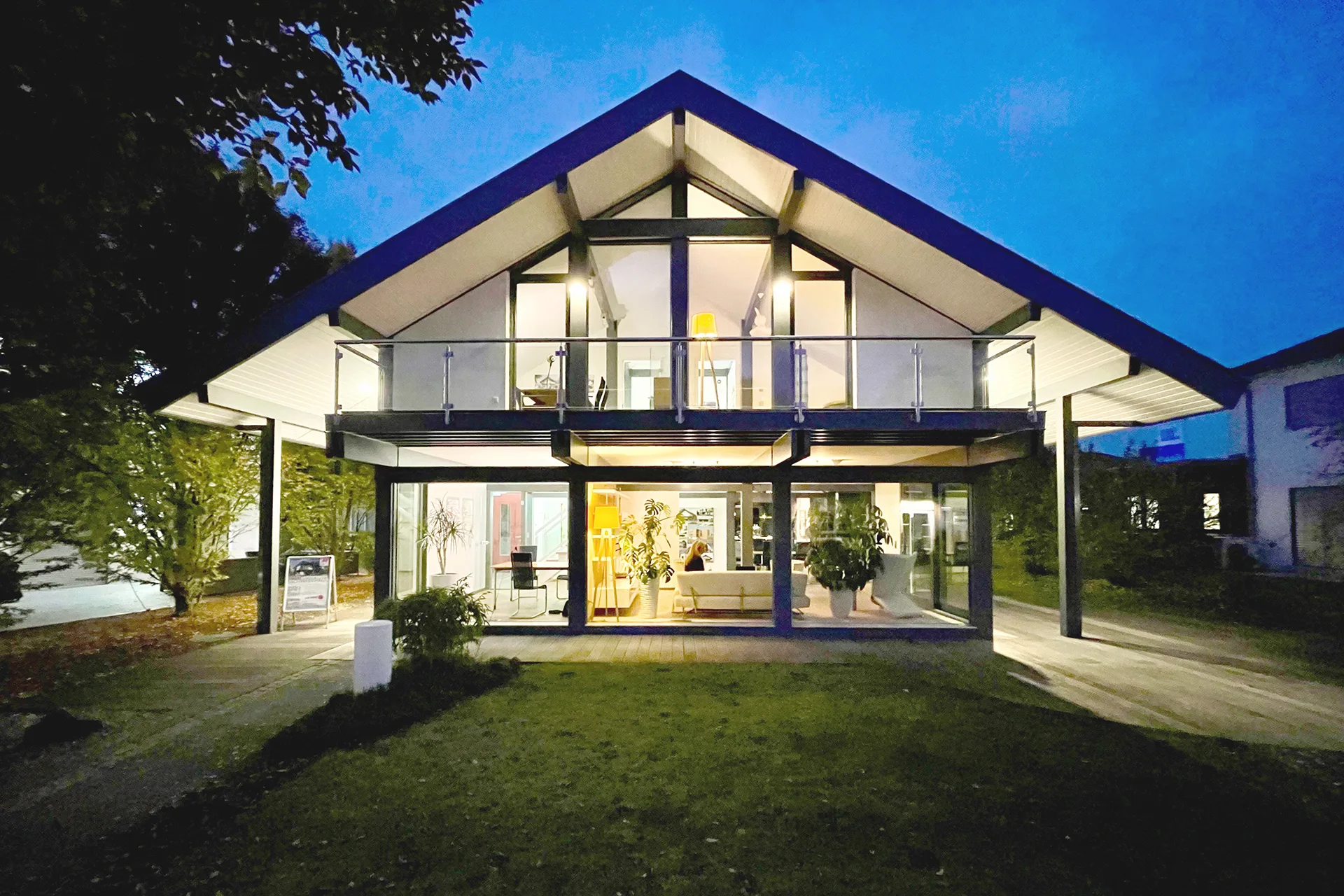 Musterhaus AESTHETIK in Hannover von Meisterstueck Haus Gartenansicht beleuchtet