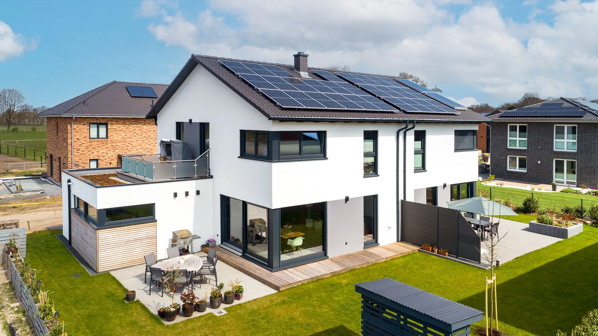 Doppelhaus fuer Individualisten von Meisterstueck Haus Gartenansicht