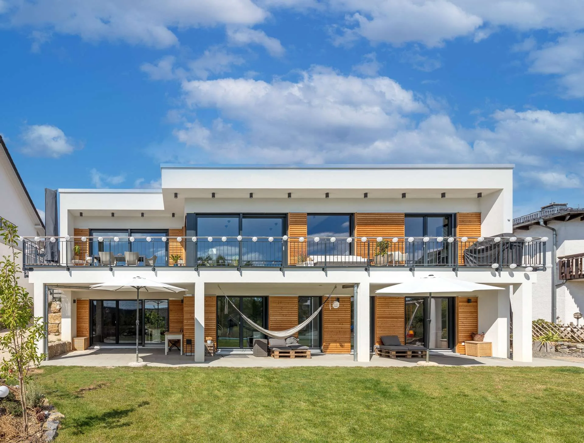 Bauhaus-Villa am Hang von Meisterstück-HAUS Gartenansicht