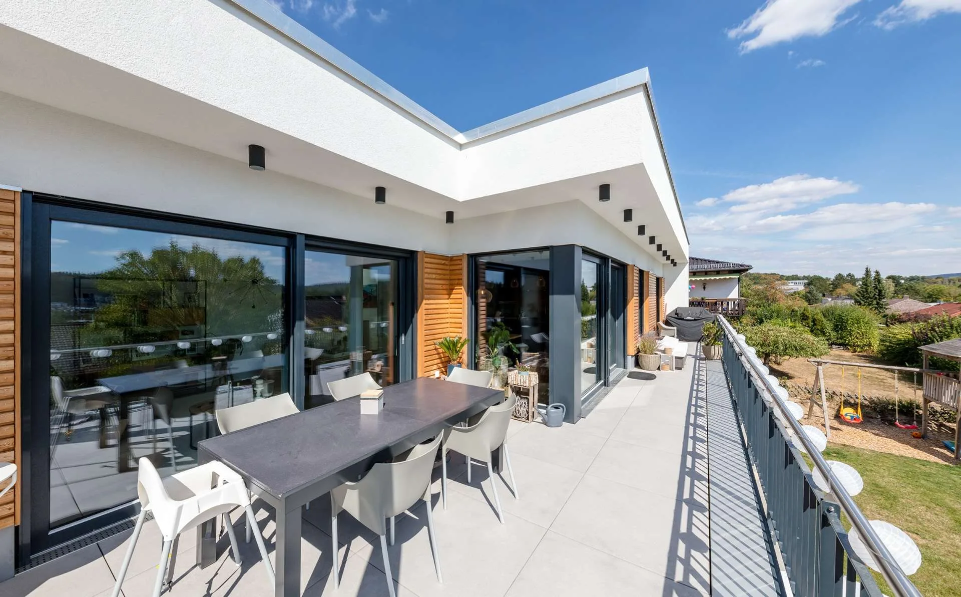 Bauhaus-Villa am Hang von Meisterstück-HAUS Balkon