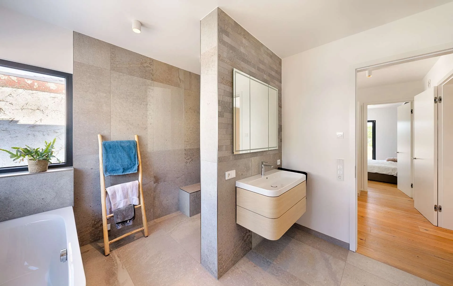 Bauhaus-Villa am Hang von Meisterstück-HAUS Badezimmer