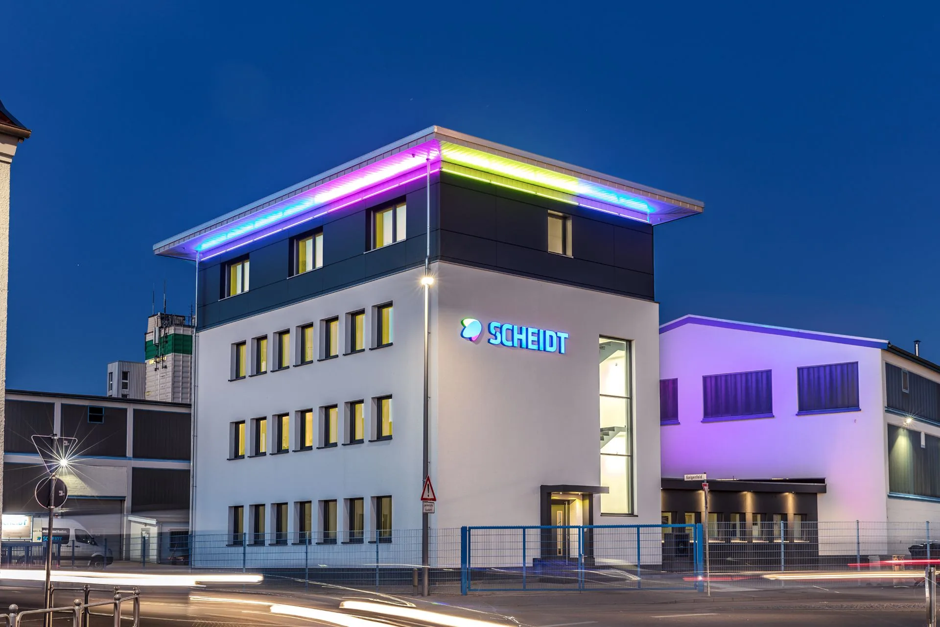 Aufstockung Buerogebaeude von Meisterstueck Haus Nachtansicht