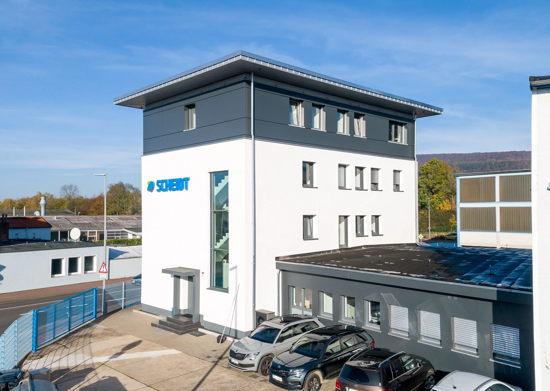 Aufstockung Buerogebaeude von Meisterstueck Haus Parkplaetzen