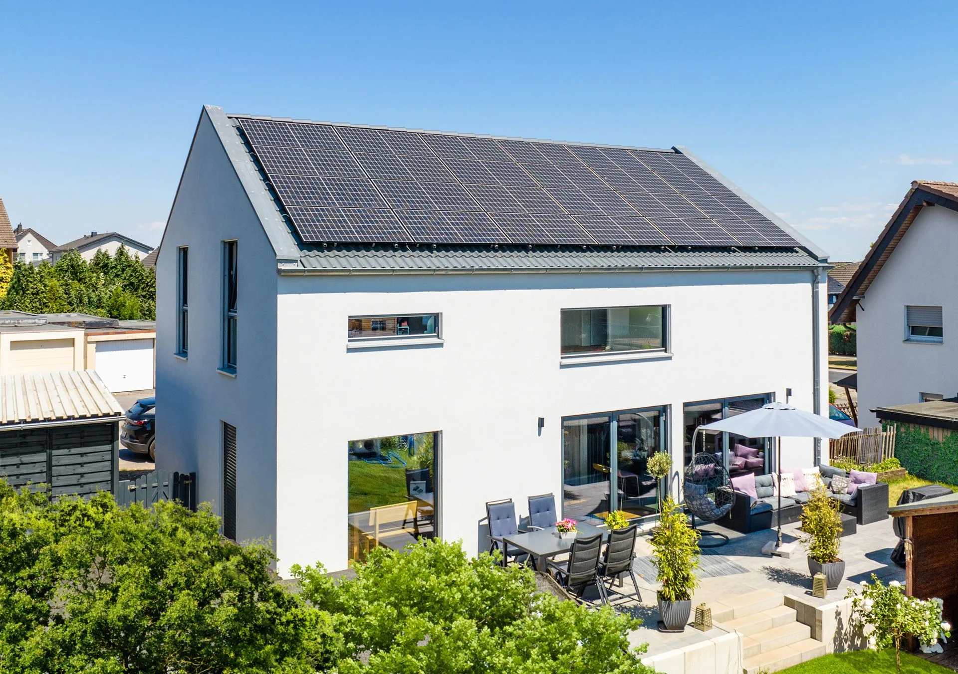 KonzeptHAUS mit Photovoltaik-Anlage von Meisterstueck Haus Terrassenansicht 2