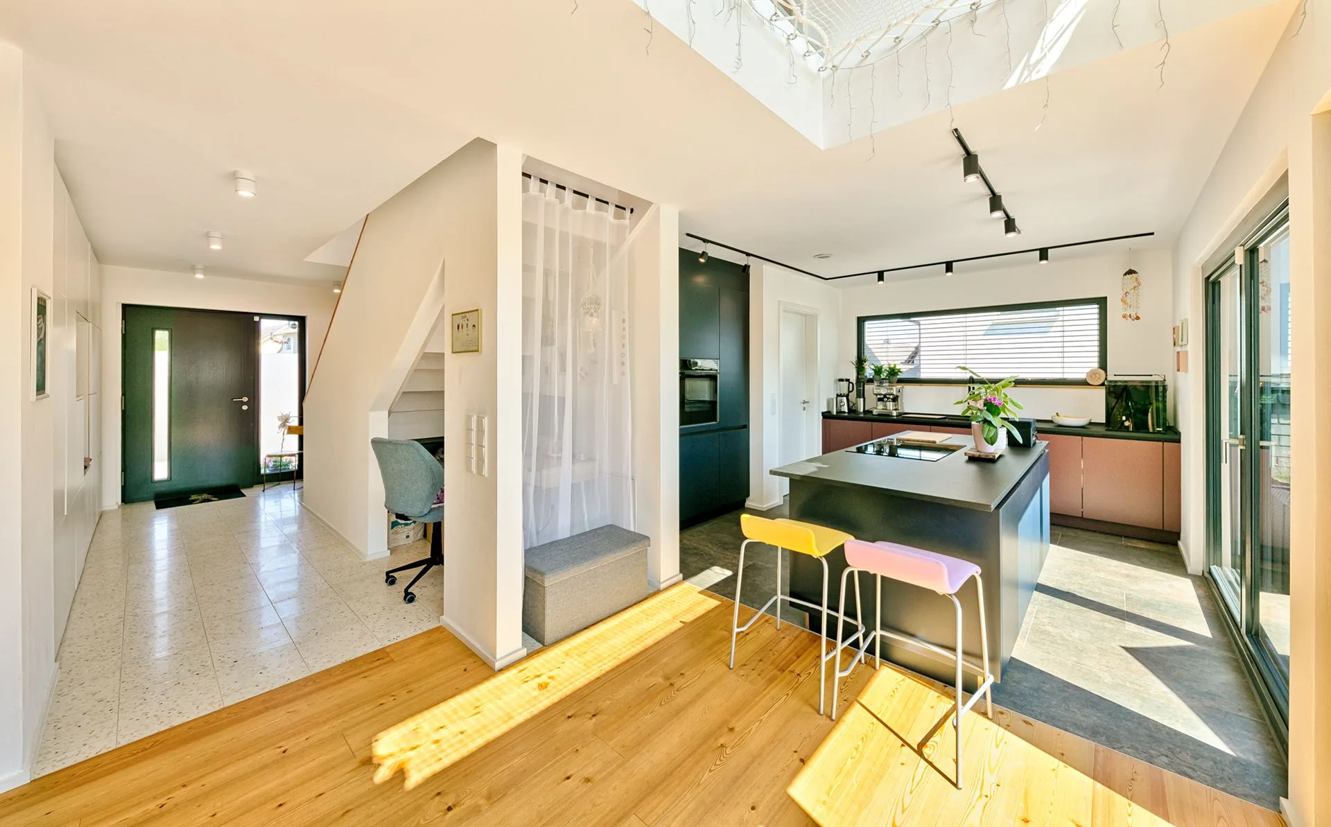 KonzeptHAUS mit Photovoltaik-Anlage von Meisterstueck Haus Lebensbereich