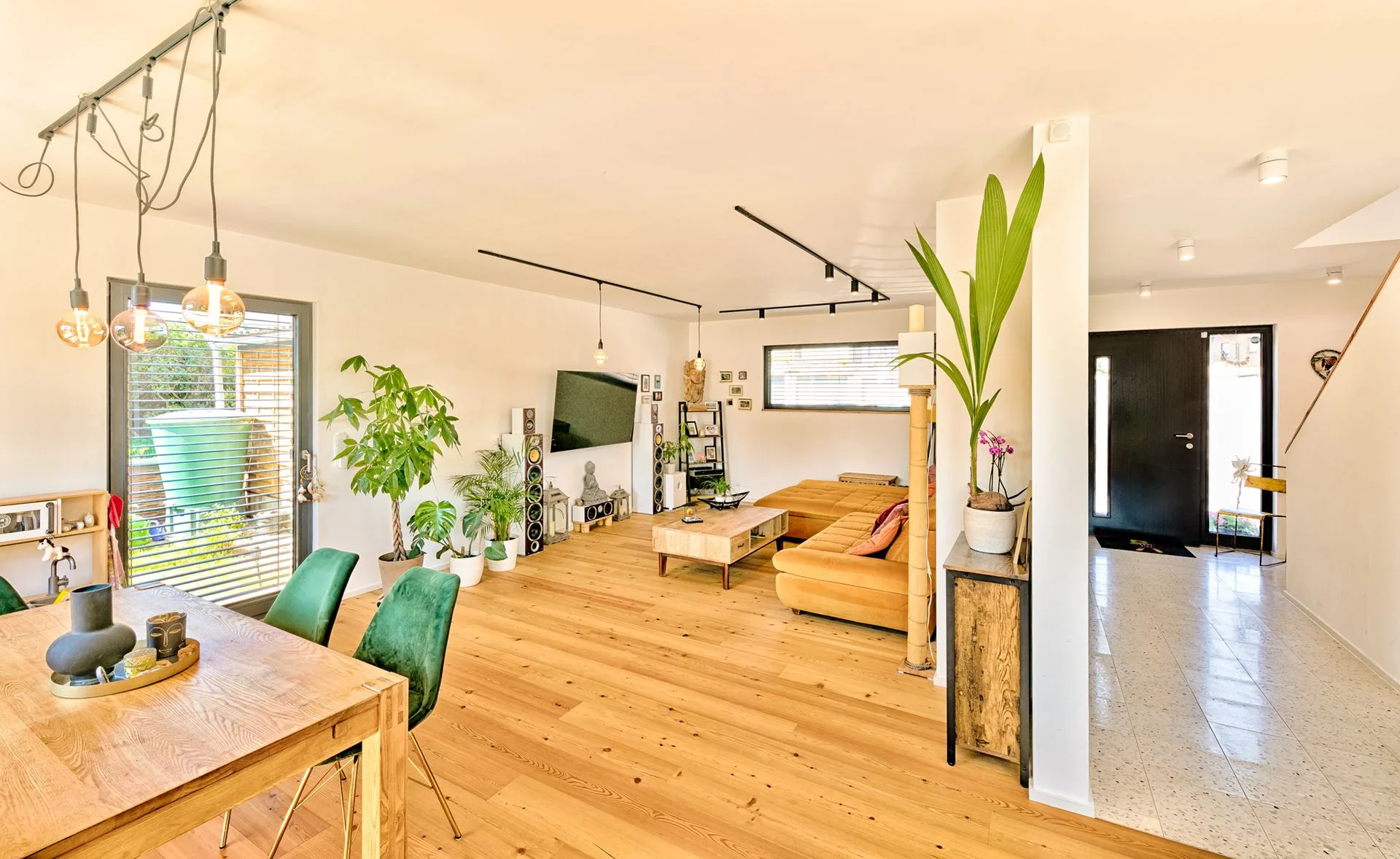 KonzeptHAUS mit Photovoltaik-Anlage von Meisterstueck Haus Wohnzimmer