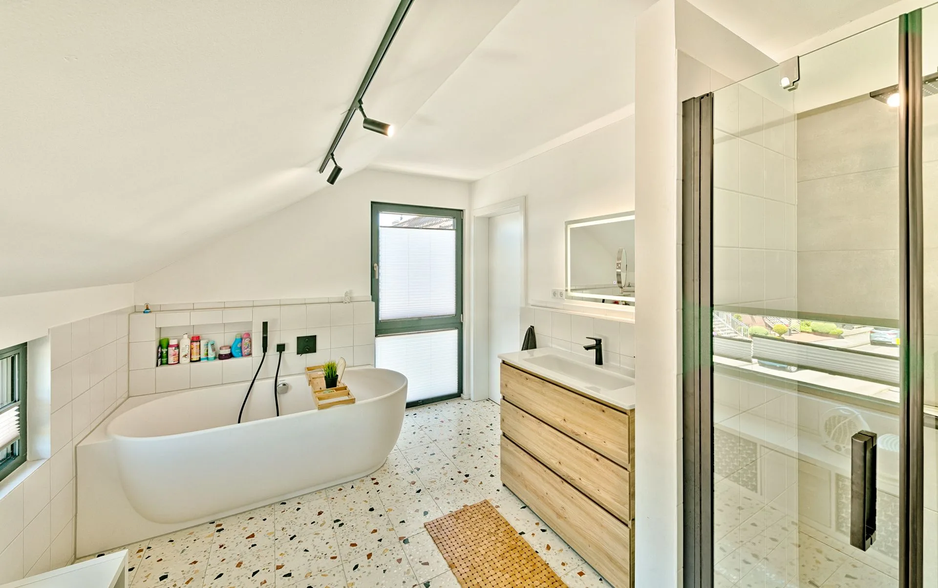 KonzeptHAUS mit Photovoltaik-Anlage von Meisterstueck Haus Badezimmer