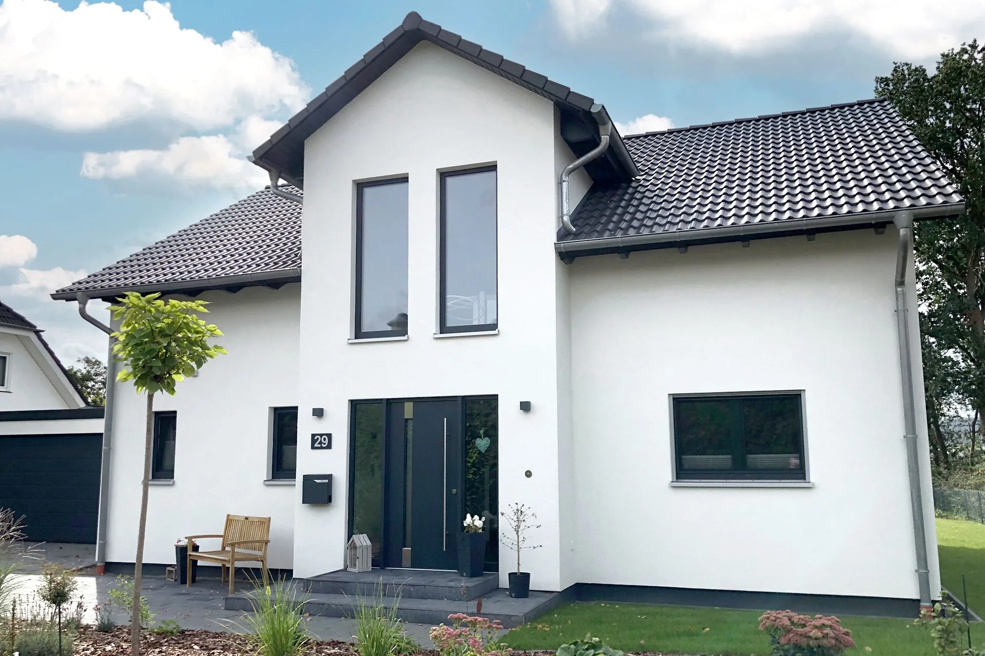 Individuelles EffizienzHaus mit 3. Giebel Hauseingang