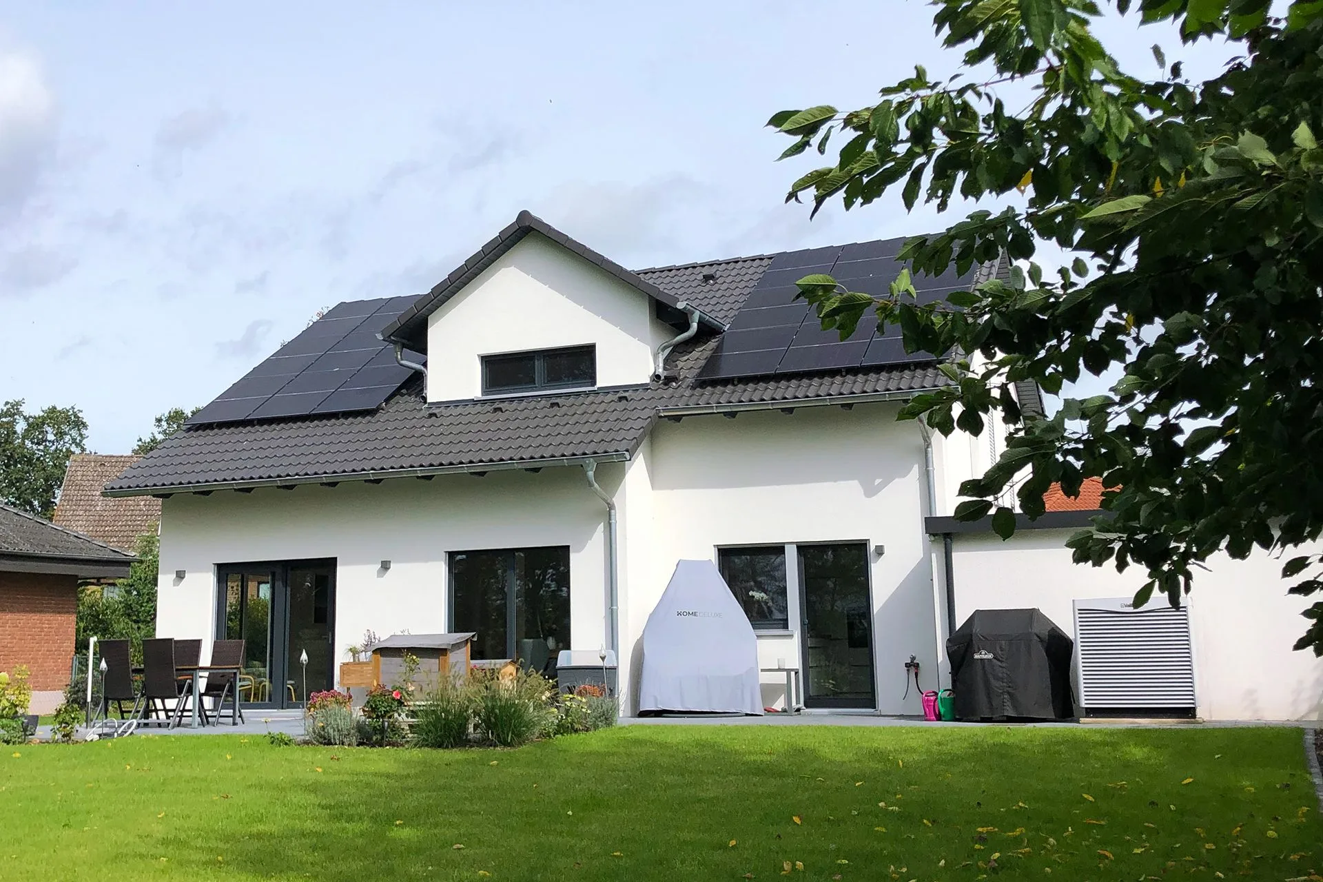 Individuelles EffizienzHaus mit 3. Giebel Gartenansicht