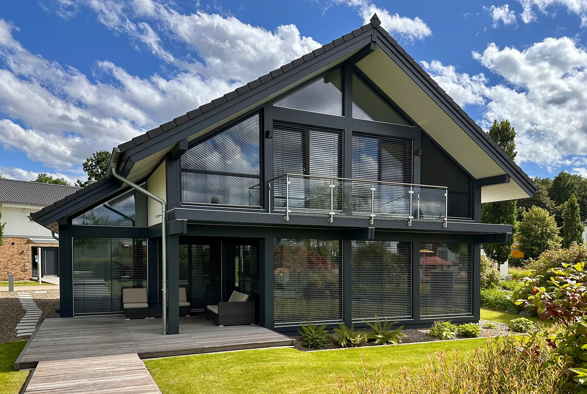 Modernes Fachwerkhaus Aesthetik in Guenzburg von Meisterstueck Haus Seitenansicht 1