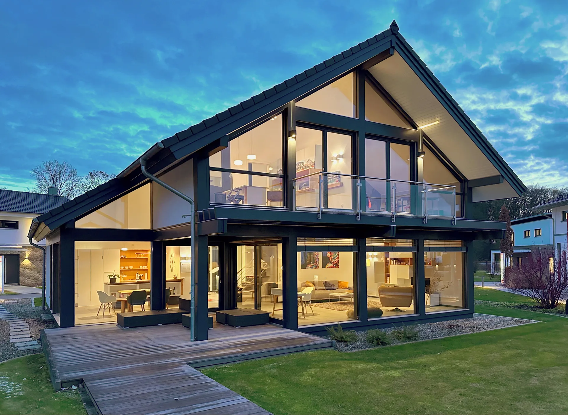 Modernes Fachwerkhaus Aesthetik in Guenzburg von Meisterstueck Haus Seitenansicht beleuchtet