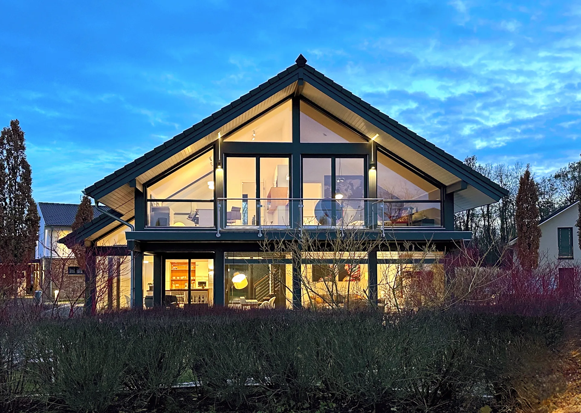 Modernes Fachwerkhaus Aesthetik in Guenzburg von Meisterstueck Haus Frontansicht beleuchtet