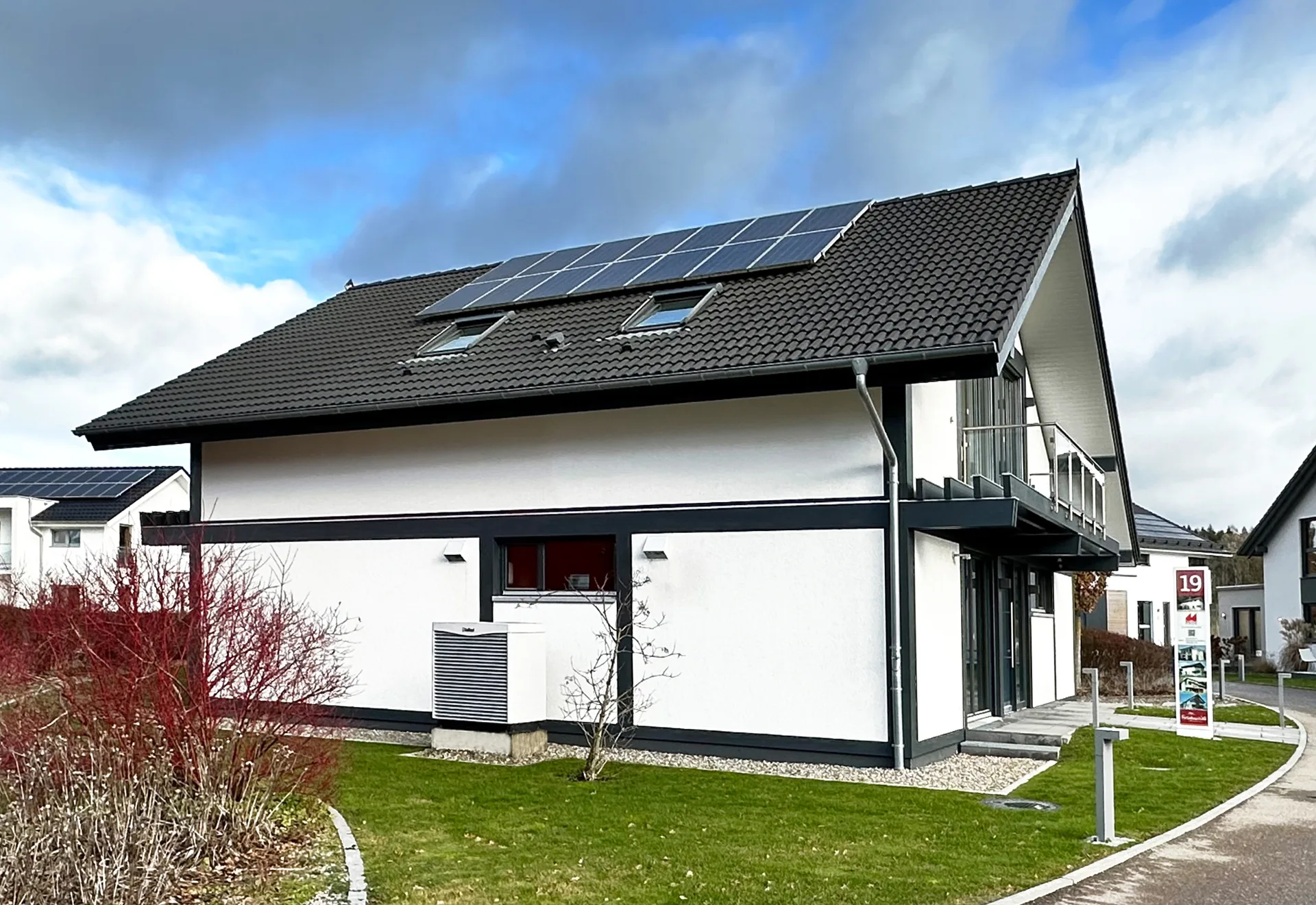 Modernes Fachwerkhaus Aesthetik in Guenzburg von Meisterstueck Haus Seitenansicht 2