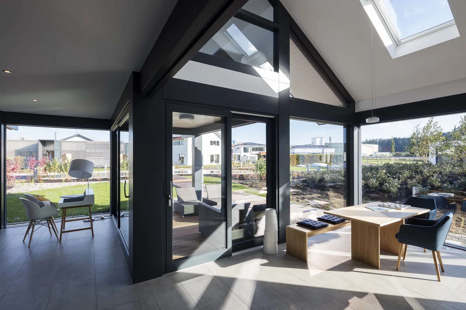 Modernes Fachwerkhaus Aesthetik in Guenzburg von Meisterstueck Haus Aussicht in den Garten © Velux