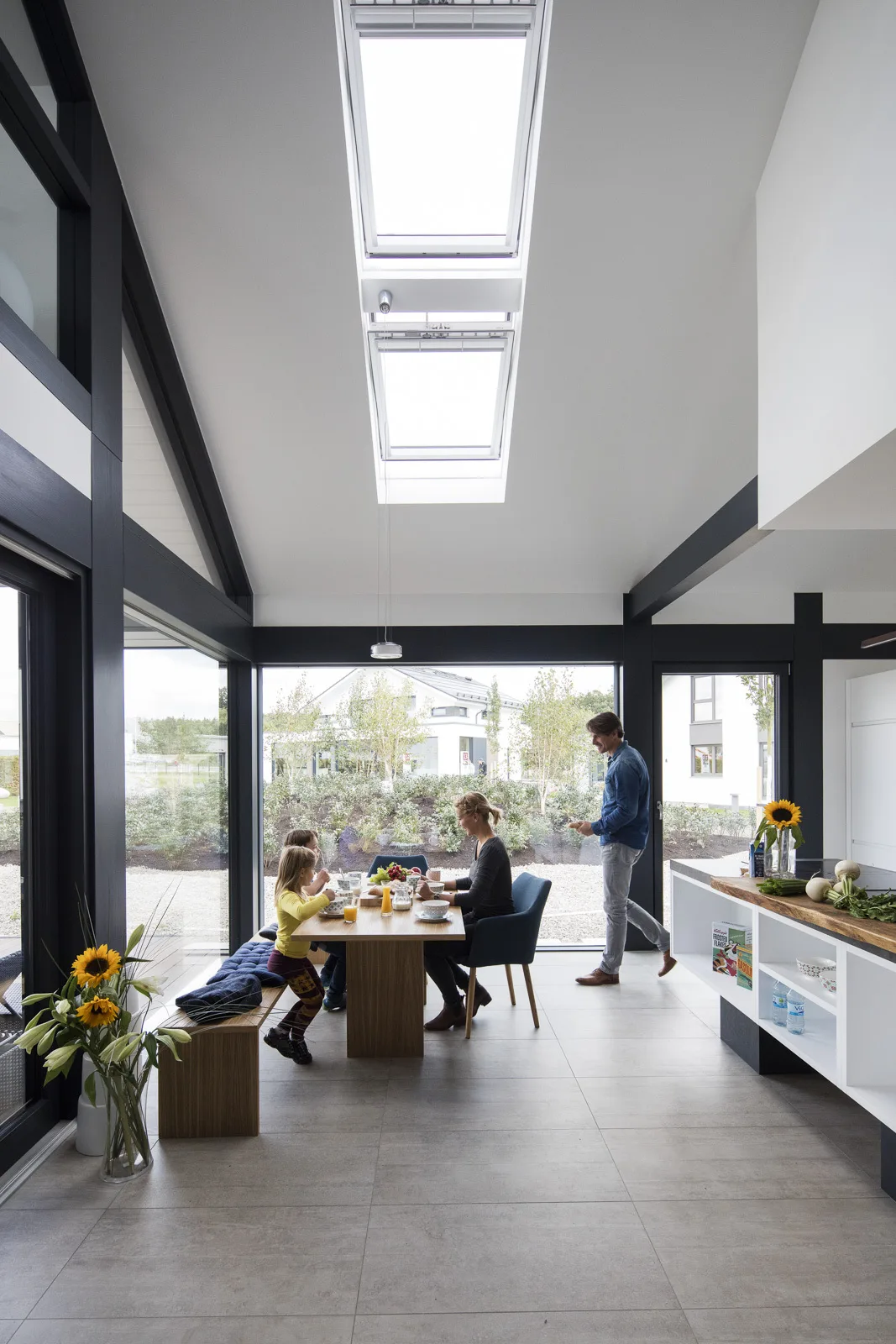 Modernes Fachwerkhaus Aesthetik in Guenzburg von Meisterstueck Haus Essbereich © Velux